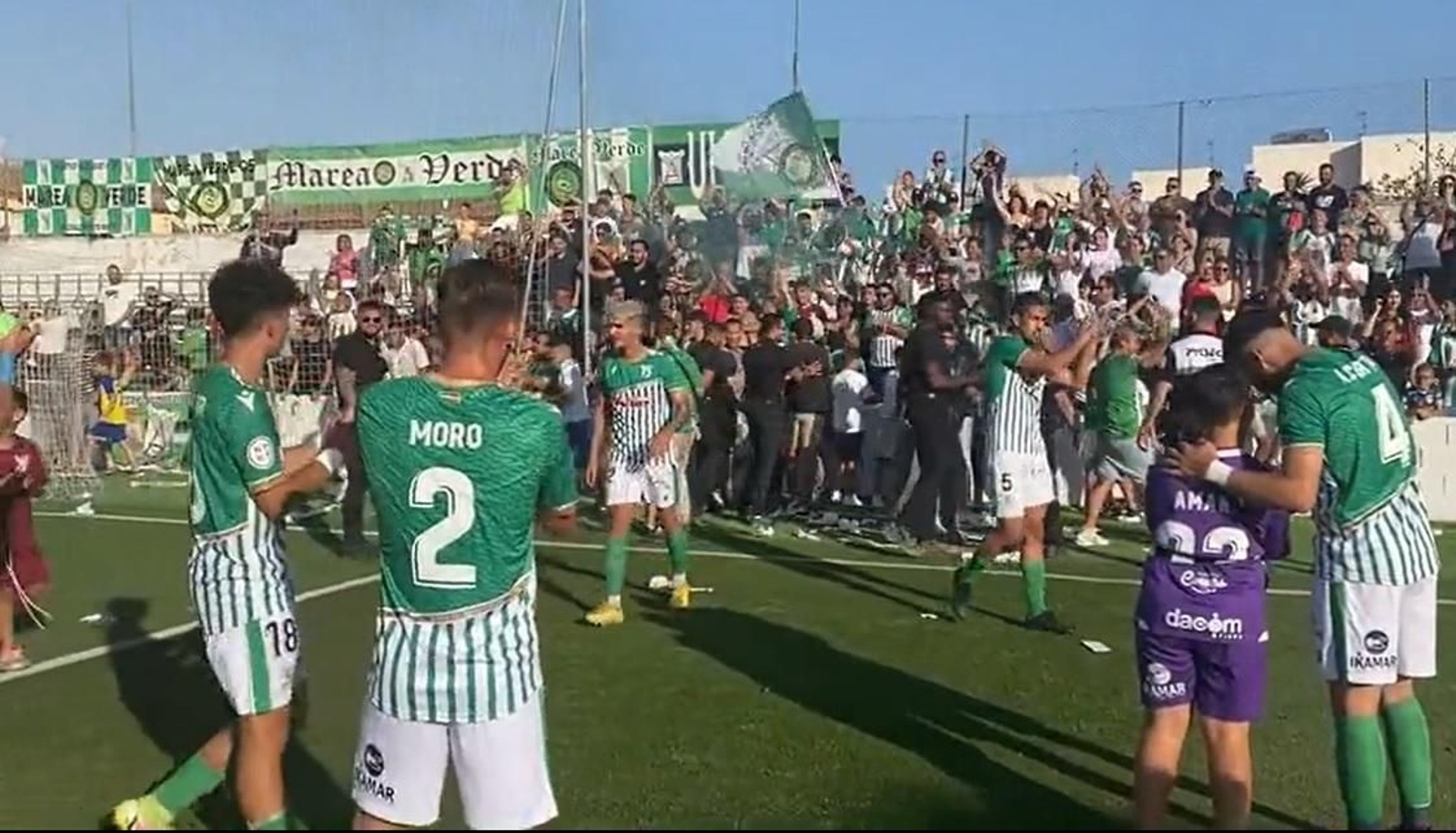 Los jugadores del Sanluqueño celebran el triunfo al final del partido.