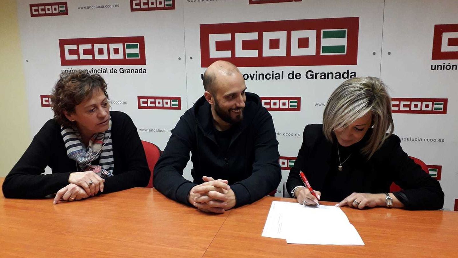 Firma del convenio de la hostelería del apartahotel Trevenque y el hotel Ziryab