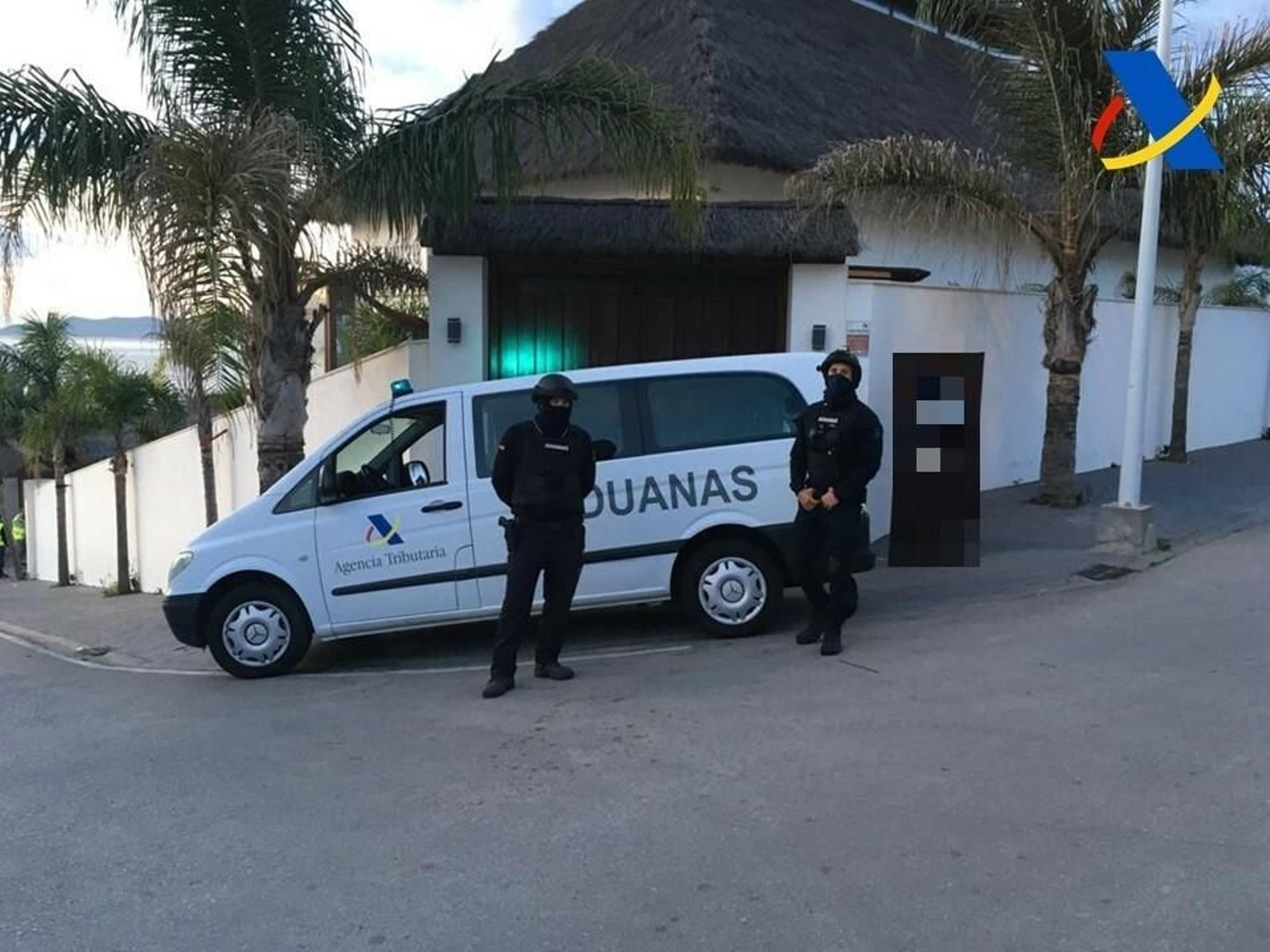 Dos agentes de Aduanas, ante la puerta del restaurante.