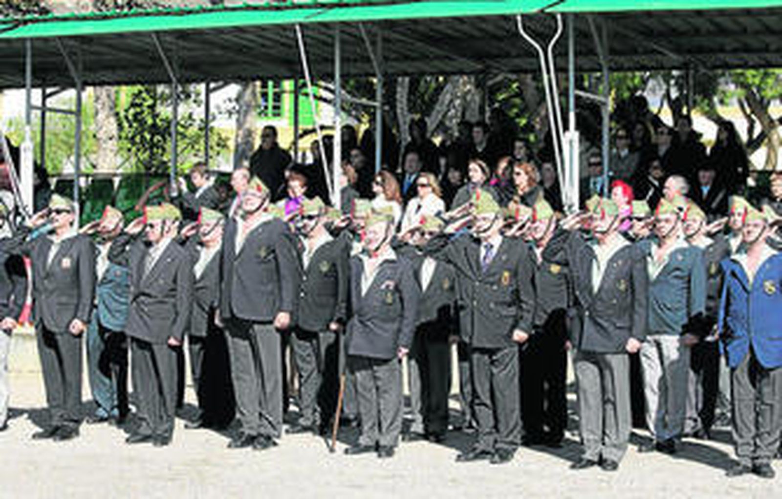 Cada año participan numerosos miembros de las hermandades de antiguos caballeros legionarios.