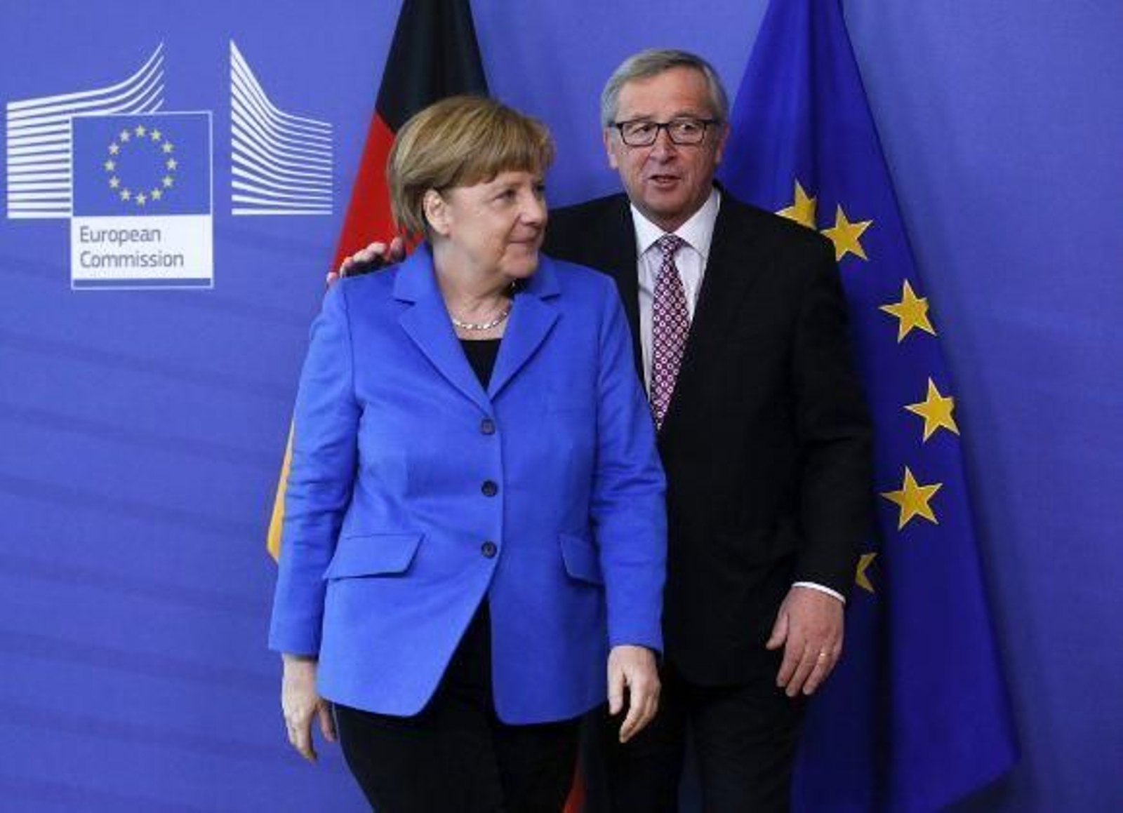 Merkel y Juncker abogan por no especular sobre un tercer rescate a Grecia