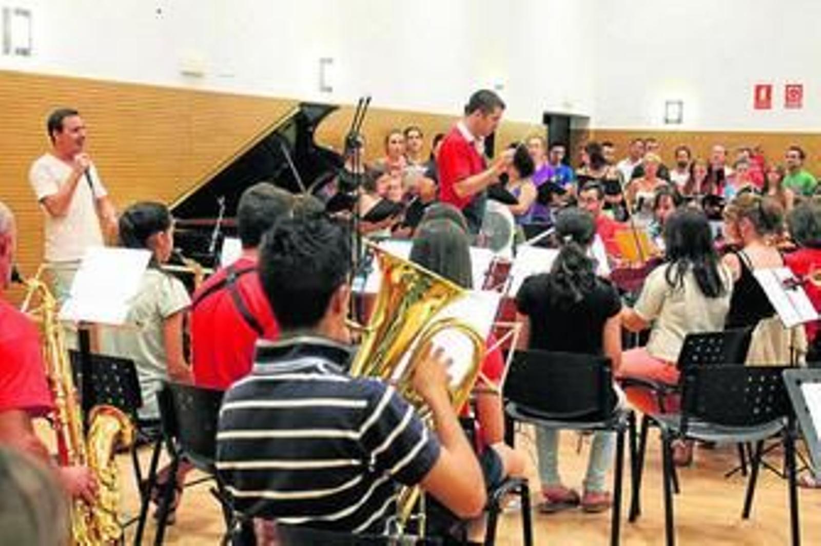 Ensayo del artista Pablo Padín (izquierda) en el Liceo de la Música de Moguer.