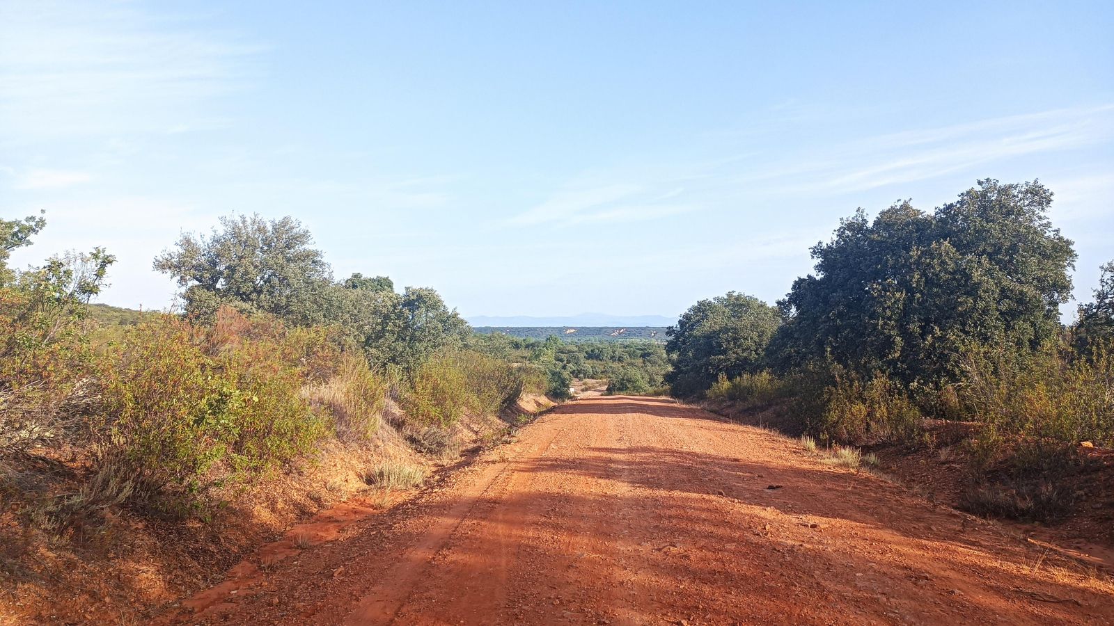 La pista que atraviesa la Sierra de las Cavernas es amplia y cómoda.