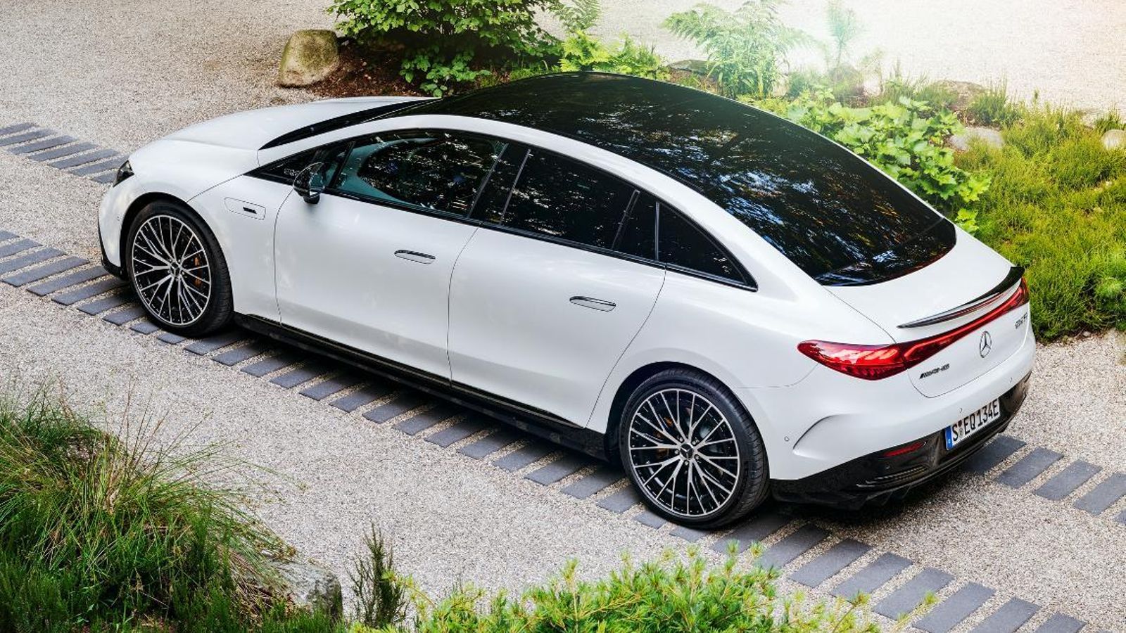 Como el EQE 350, en las dos versiones AMG la batería es la de 90,6 kWh de capacidad útil, lo que aporta una considerable autonomía entre cargas.