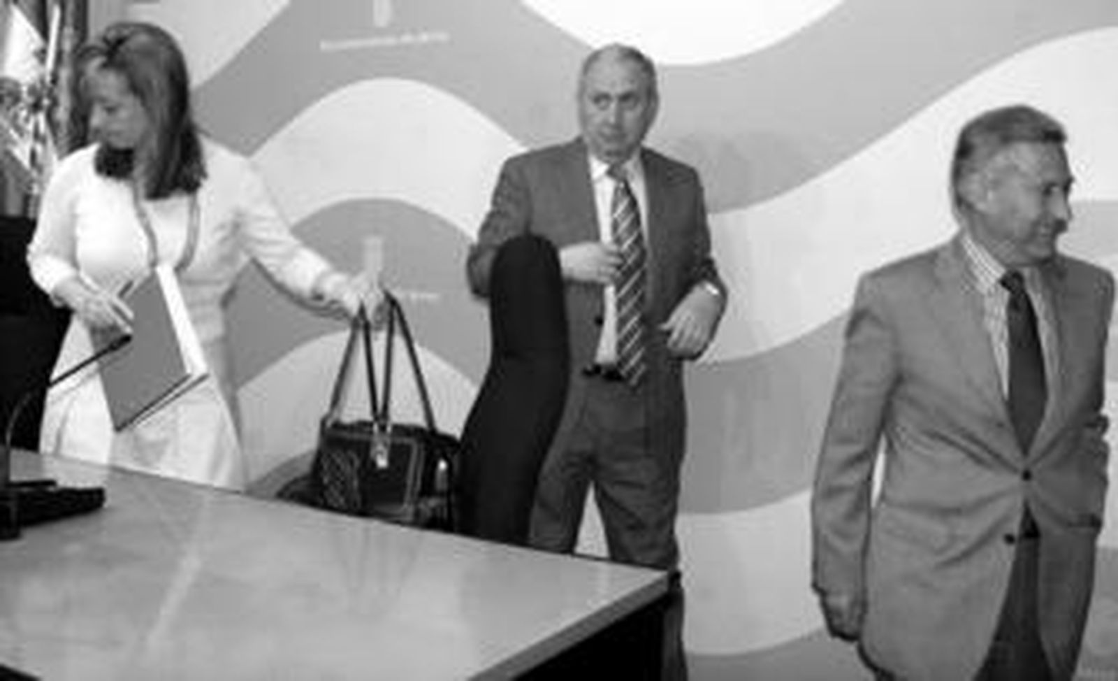 La alcaldesa Pilar Sánchez, el delegado del Gobierno, Juan José López Garzón y el subdelegado Sebastián Saucedo, tras la conferencia de prensa ayer.