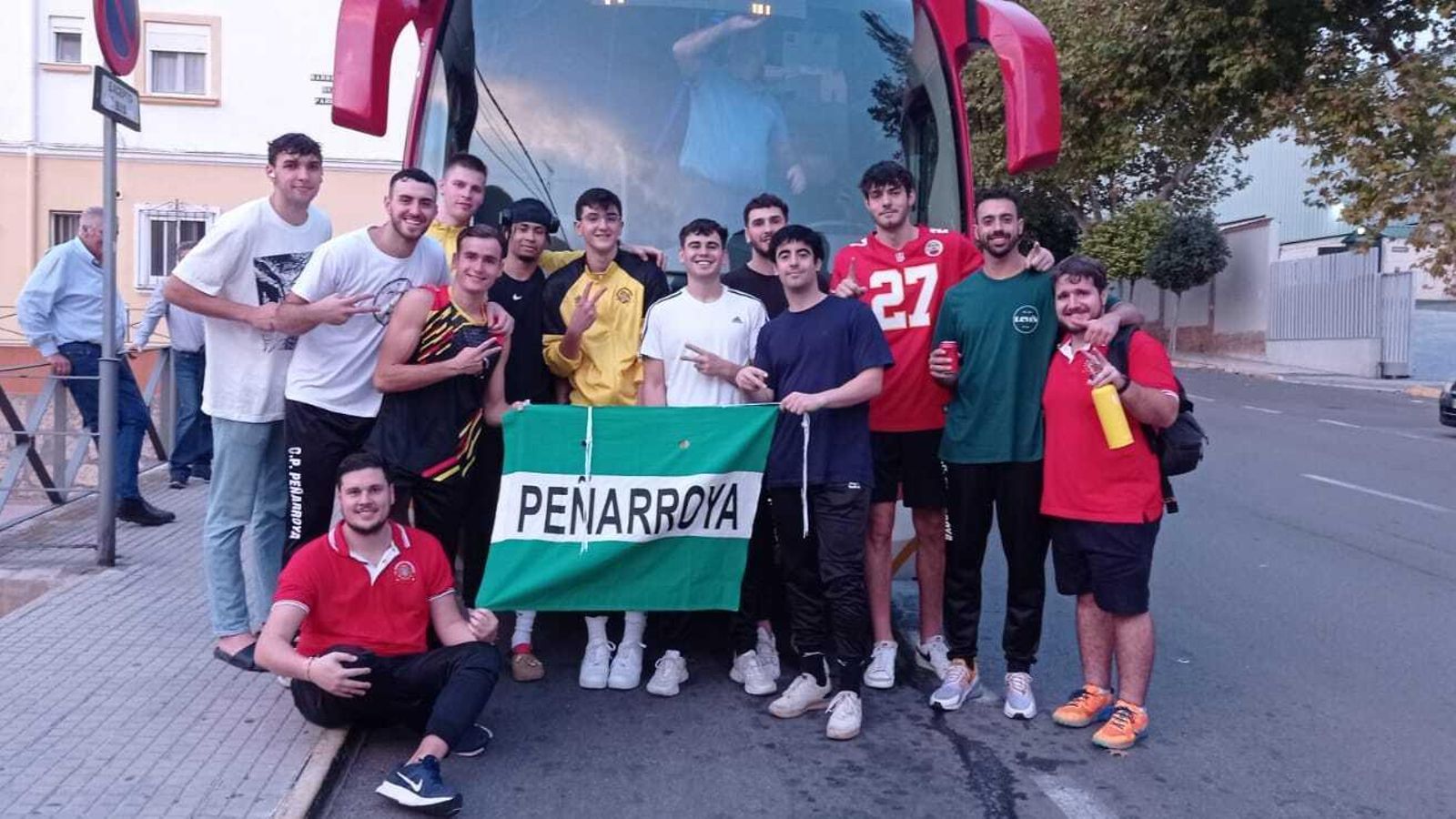 Los jugadores y cuerpo técnico del Peñarroya tras su triunfo ante el Cimbis. Los jugadores y cuerpo técnico del Peñarroya tras su triunfo ante el Cimbis.