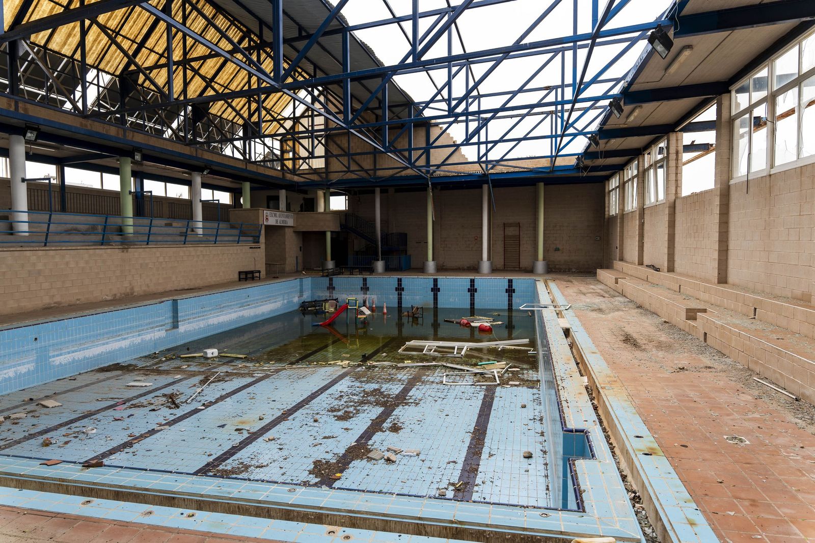 Las pistas deportivas y piscina de Costacabana, en imágenes