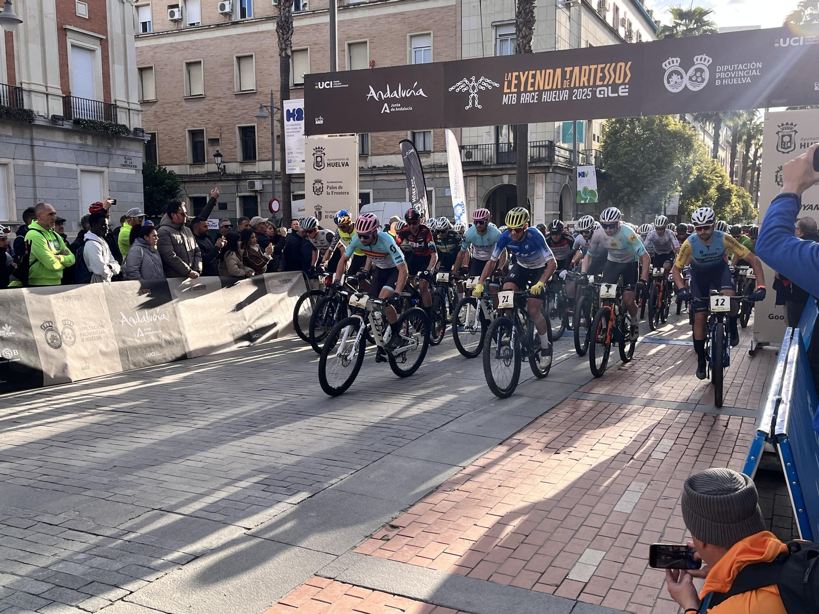 Salida de la tercera etapa de La Leyenda de Tartessos by Alé desde el Ayuntamiento de Huelva.