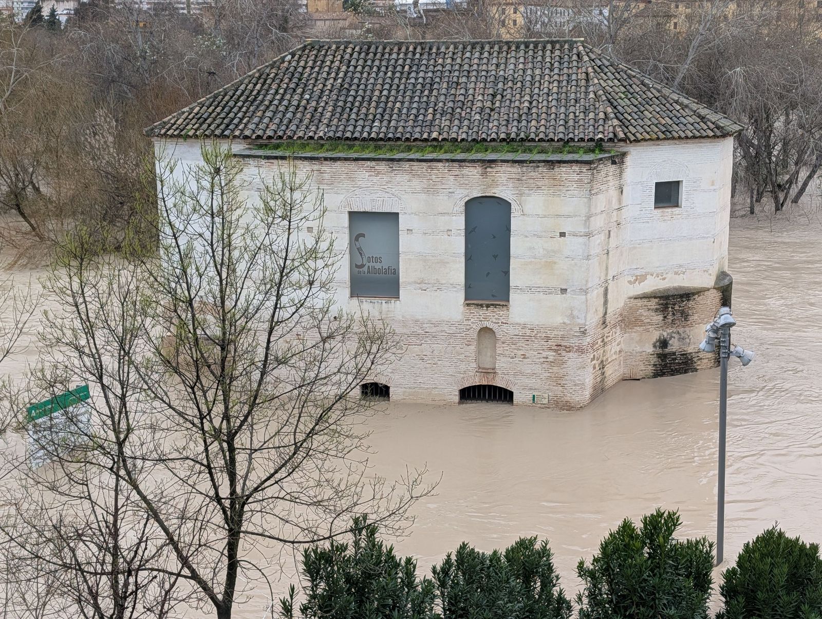 El río Guadalquivir supera los cuatro metros de altura a su paso por Córdoba, en imágenes