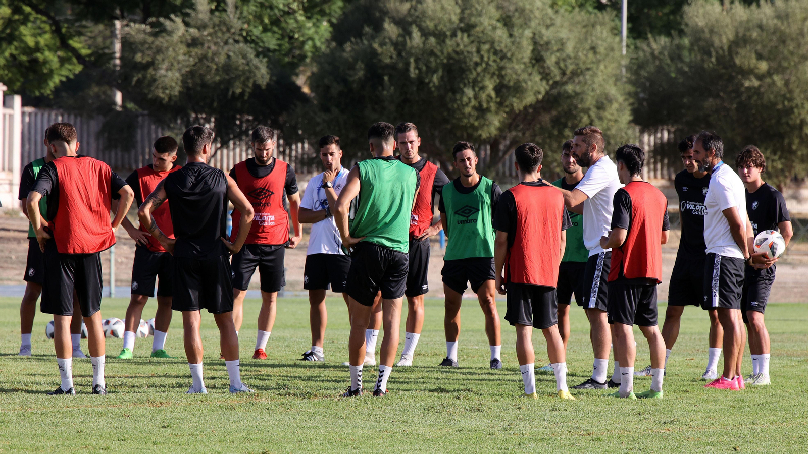 Los jugadores del Xerez DFC charlan con David Sánchez en un entrenamiento. Los jugadores del Xerez DFC charlan con David Sánchez en un entrenamiento.
