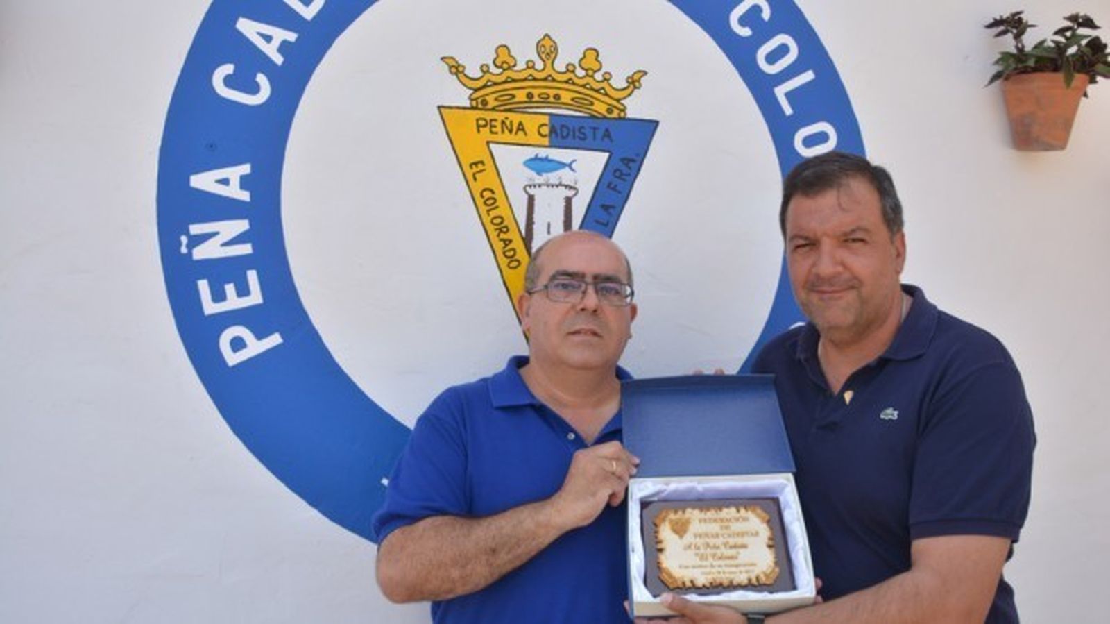 Fernando Arévalo (d), presidente de la FPC, junto a Jesús Pérez, máximo mandatario de la peña El Colorao.