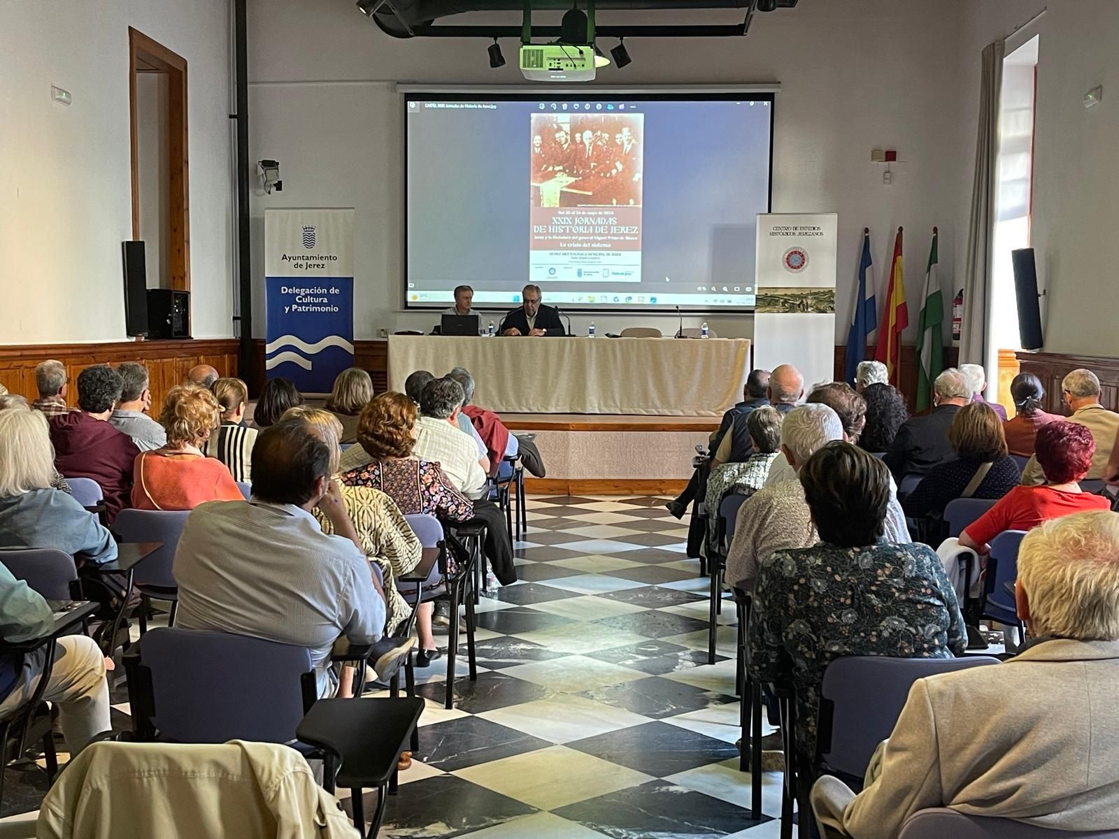 Un momento de la conferencia de Enrique Montañés.