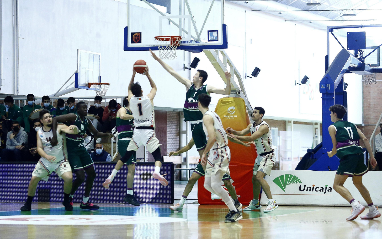 Álvaro Folgueiras intenta taponar.