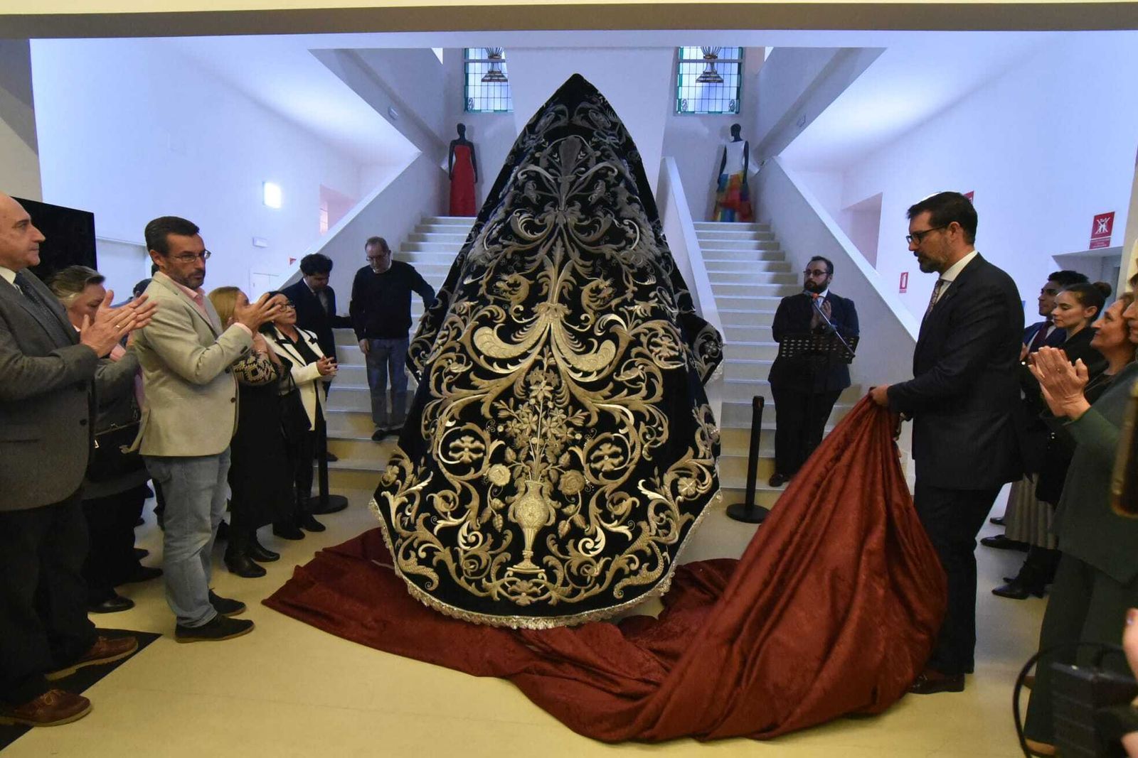 El manto restaurado de María Santísima de los Dolores.