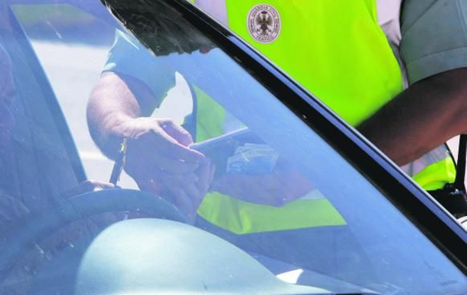 Un conductor recibe una multa de tráfico.