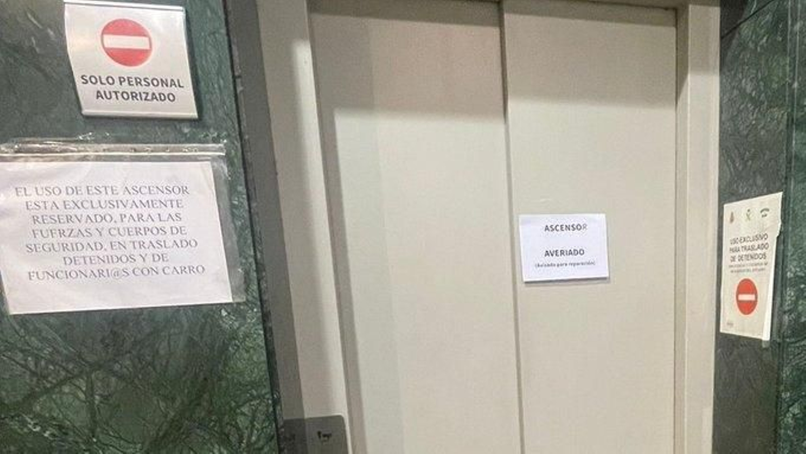Un cartel informa de que el ascensor está averiado.