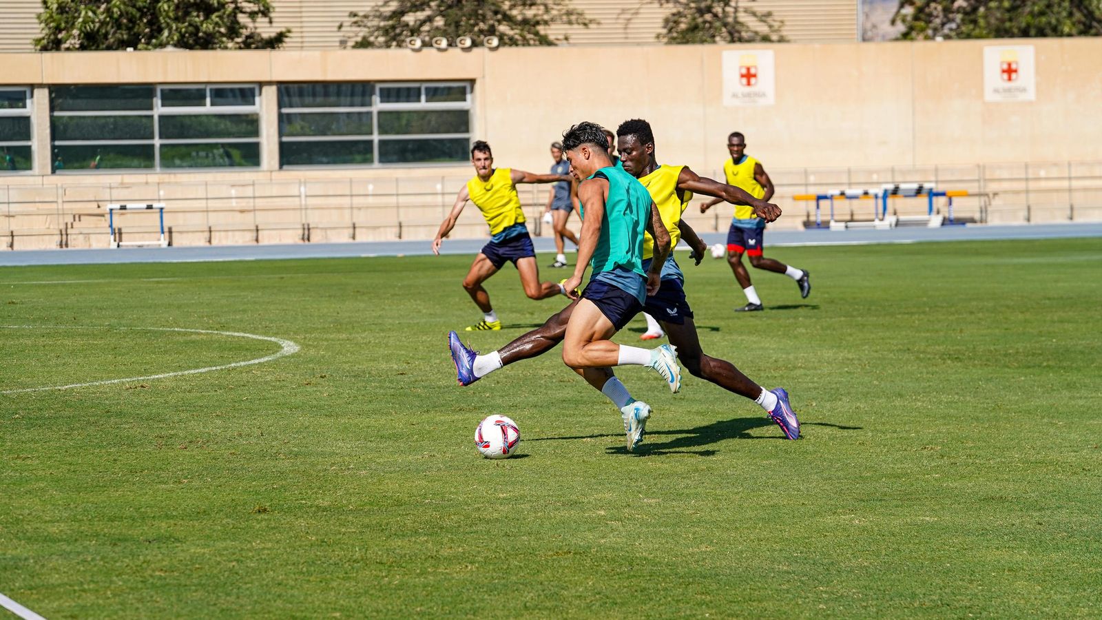 Melamed intenta sortear la entrada de Baba durante una acción en el partidillo de entrenamiento.