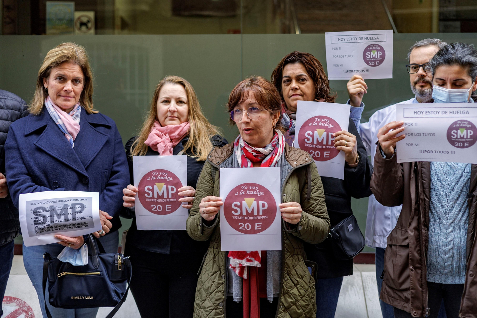 Carteles de apoyo a los médicos en una concentración celebrada ante un centro de salud de Cádiz el viernes.