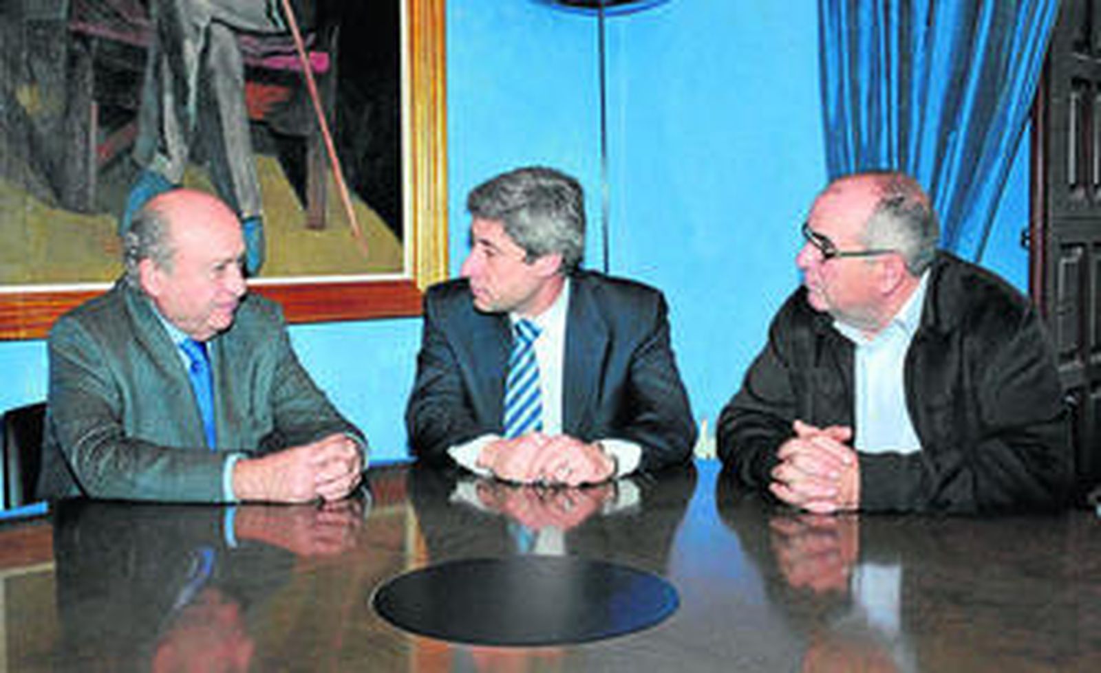 Firma del acuerdo entre representantes de la Diputación, el Consistorio carpeño y la empresa Aldebarán.