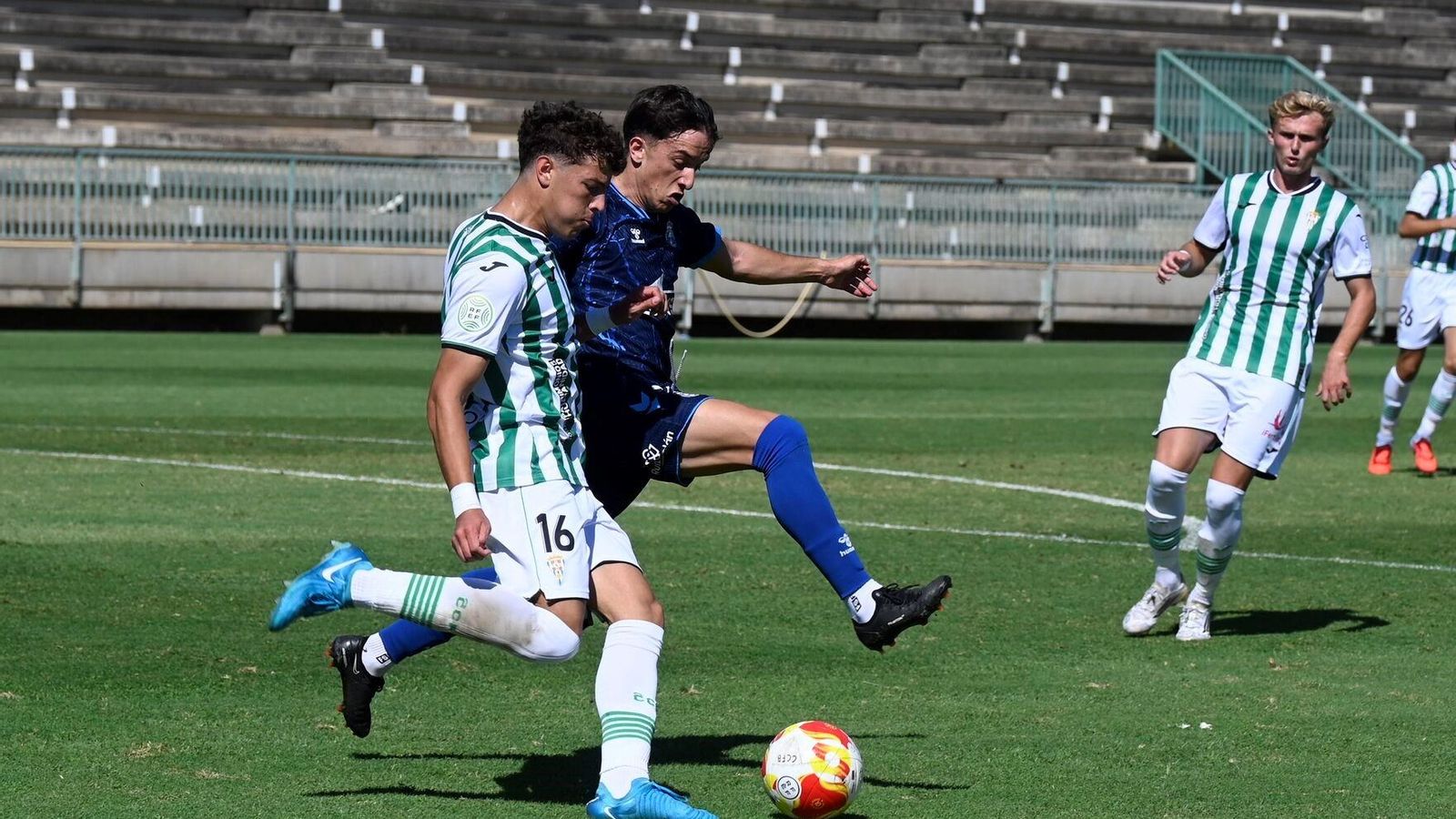 Álex Ramírez golpea el balón durante un lance del partido ante la Balona.