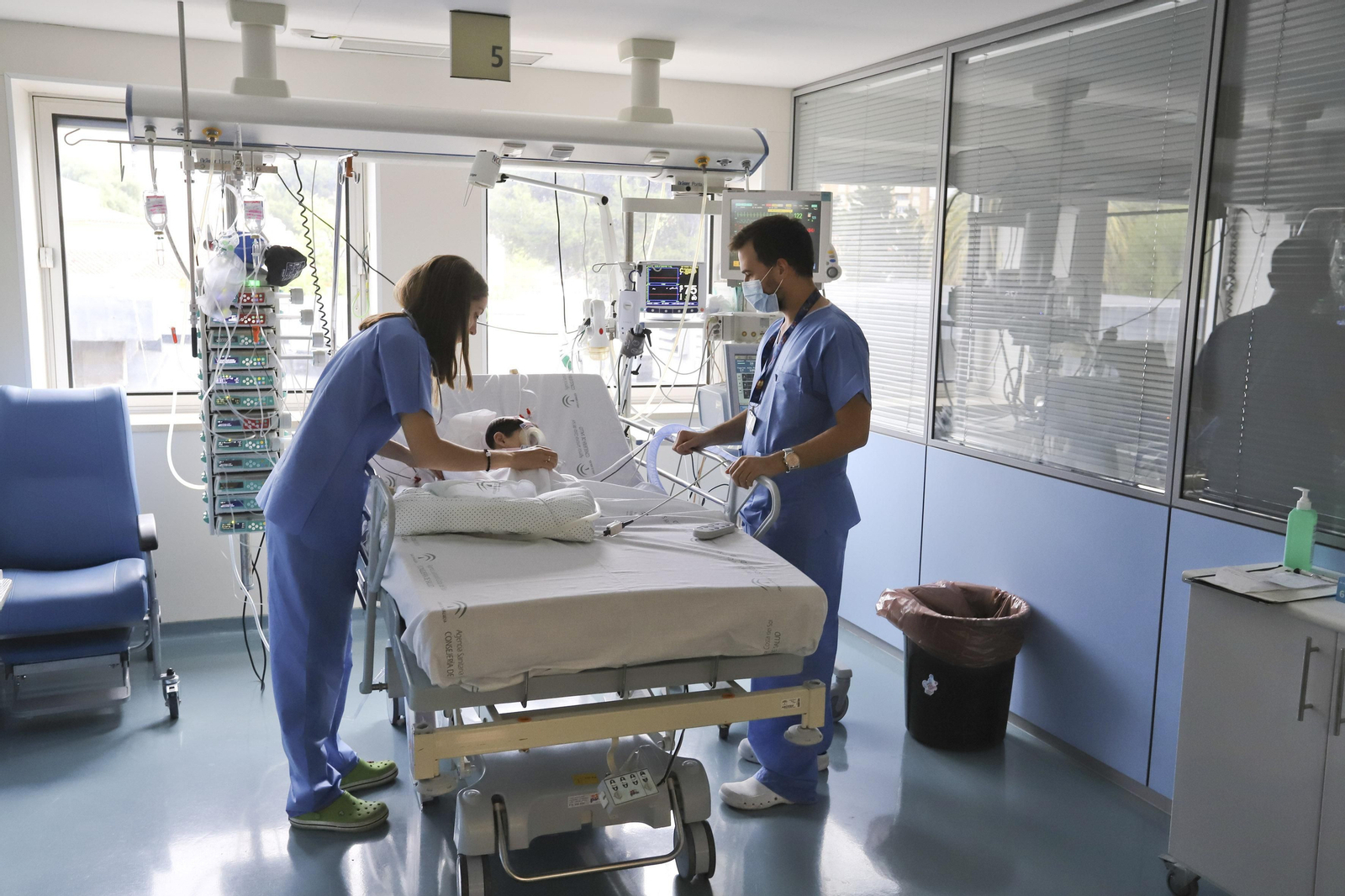 Dos enfermeros atienden a un niño en un centro sanitario de Málaga.