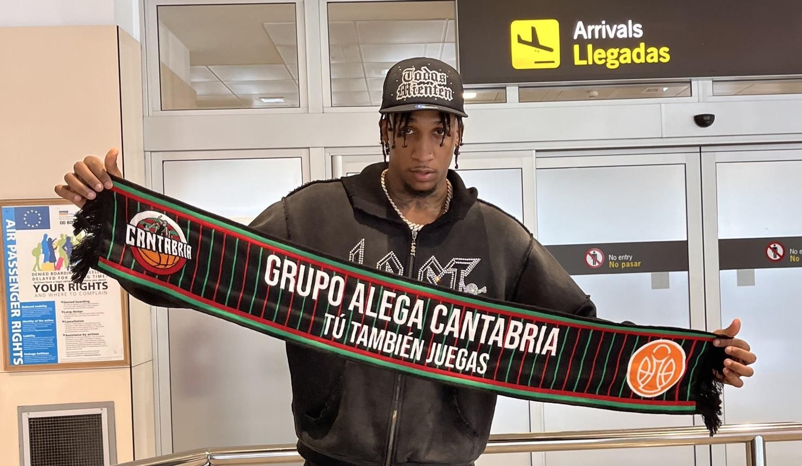 Jassel Pérez con la bufanda del Grupo Alega Cantabria.