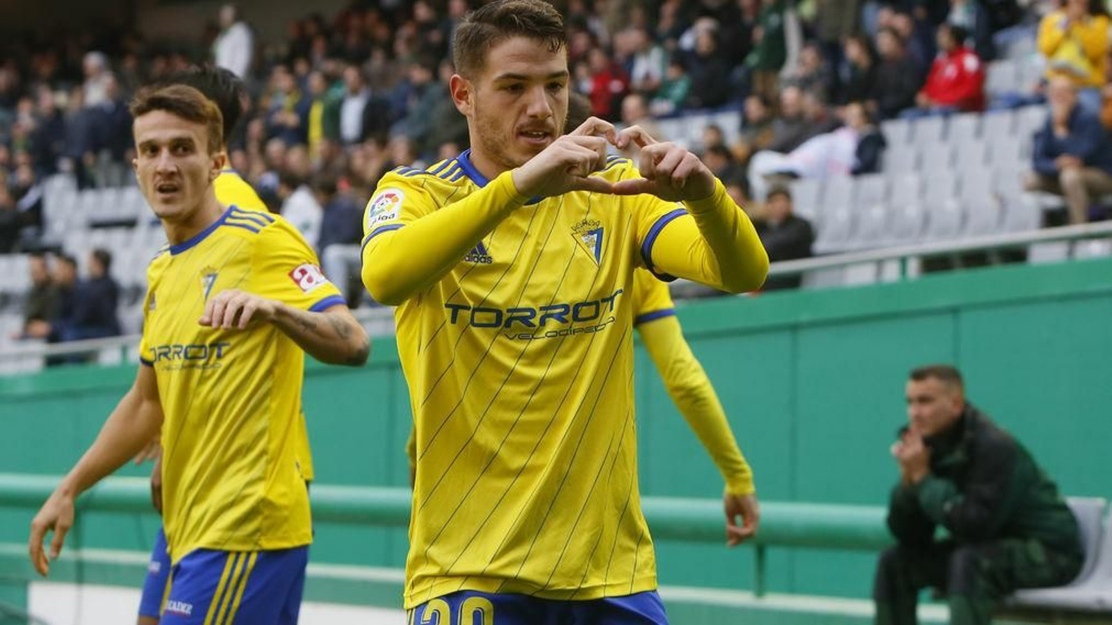 Manu Vallejo celebra un gol marcado con el Cádiz.