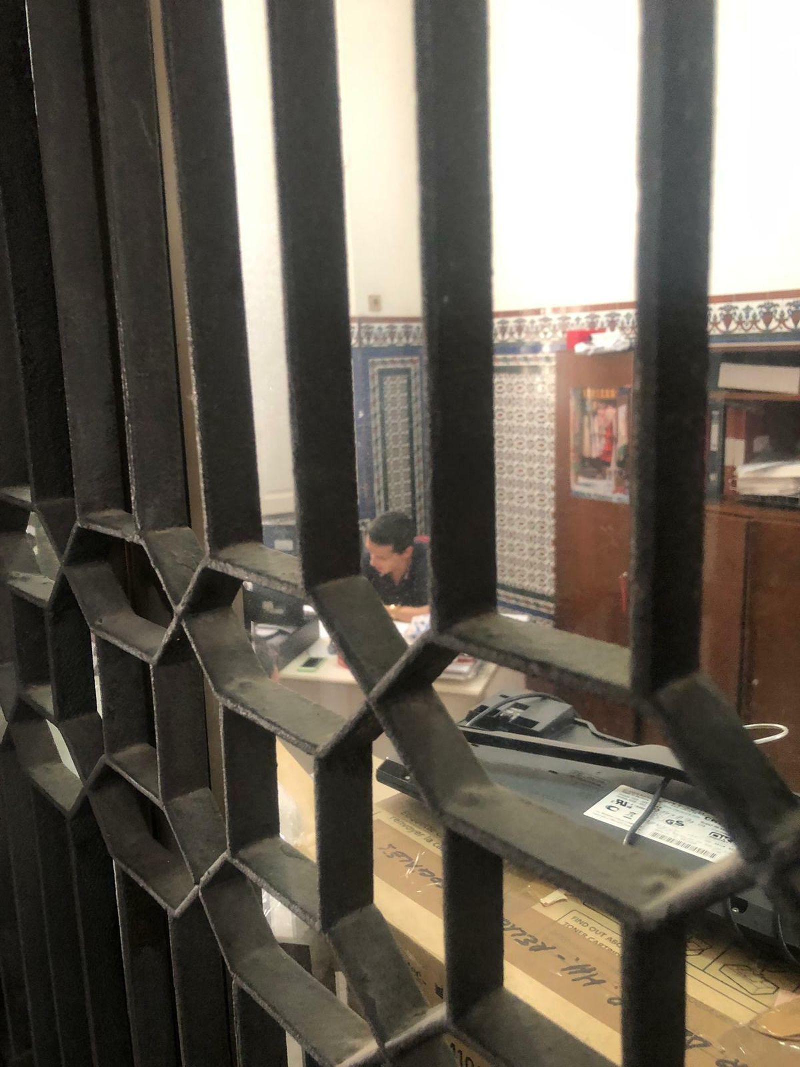 El opositor, haciendo el examen solo y apartado, el pasado jueves.