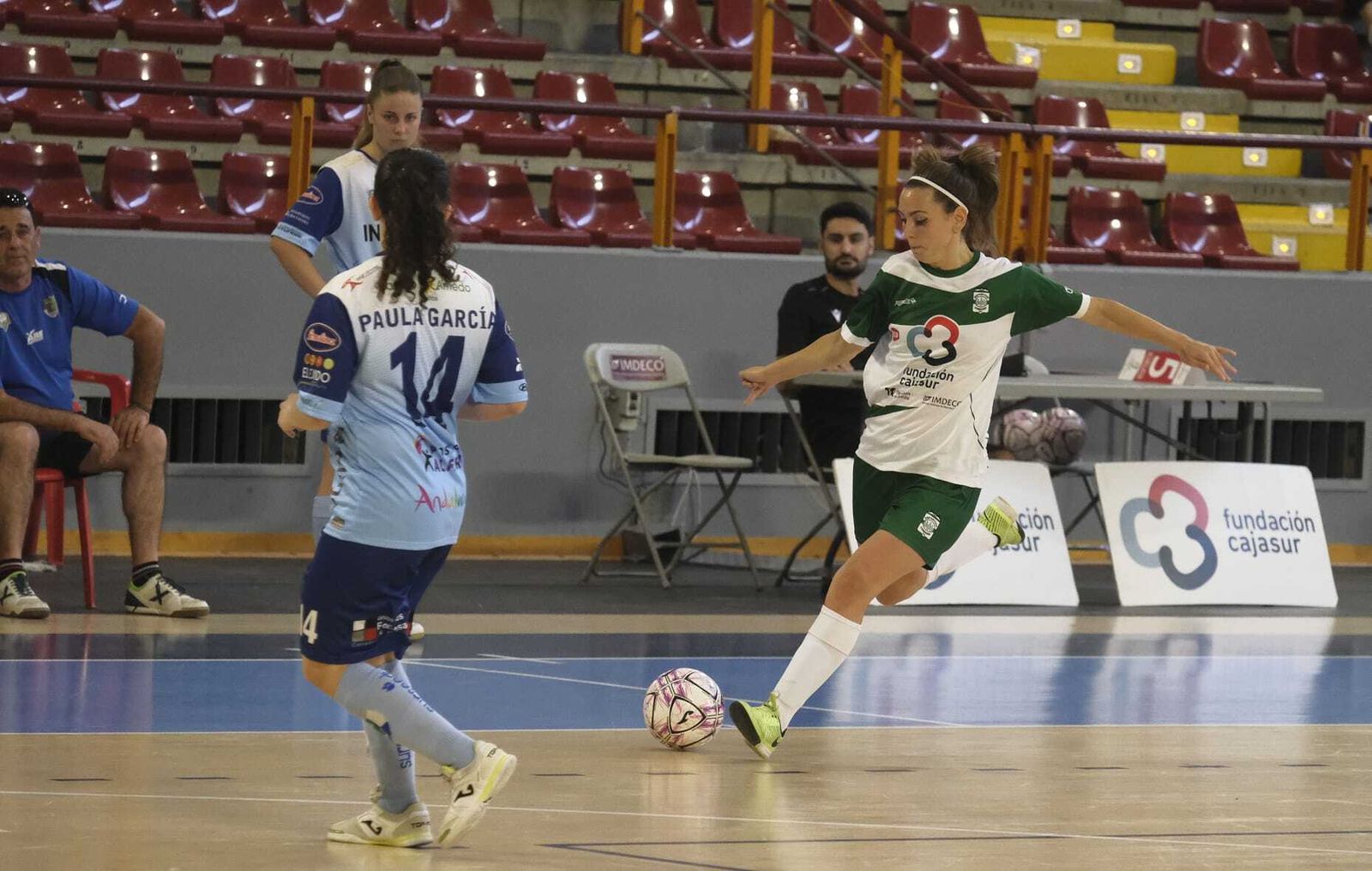 Lau juega el balón ante El Ejido.