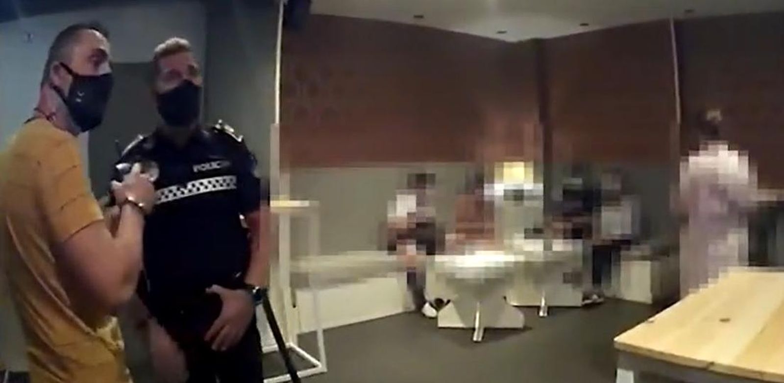 Interior del local precintado en Los Remedios fuera del horario permitido y con personas sin mascarilla.