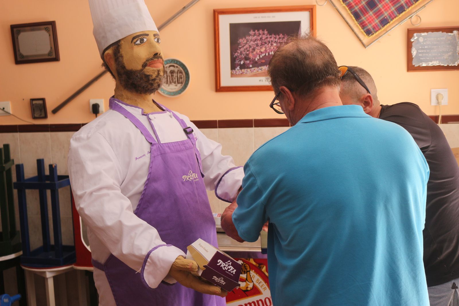 Preparativos de los Juanillos de la Peña Ribera del Mar
