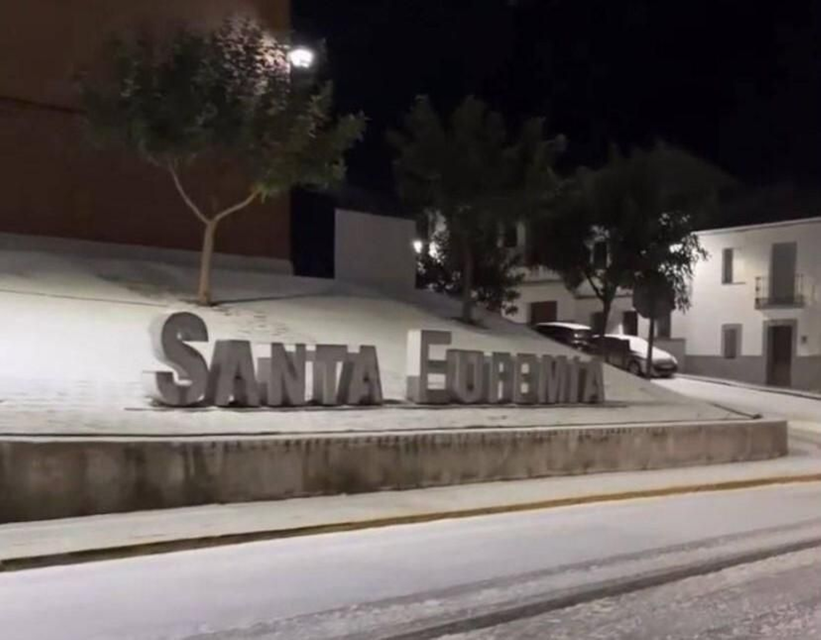 Santa Eufemia, nevada de noche. Santa Eufemia, nevada de noche.