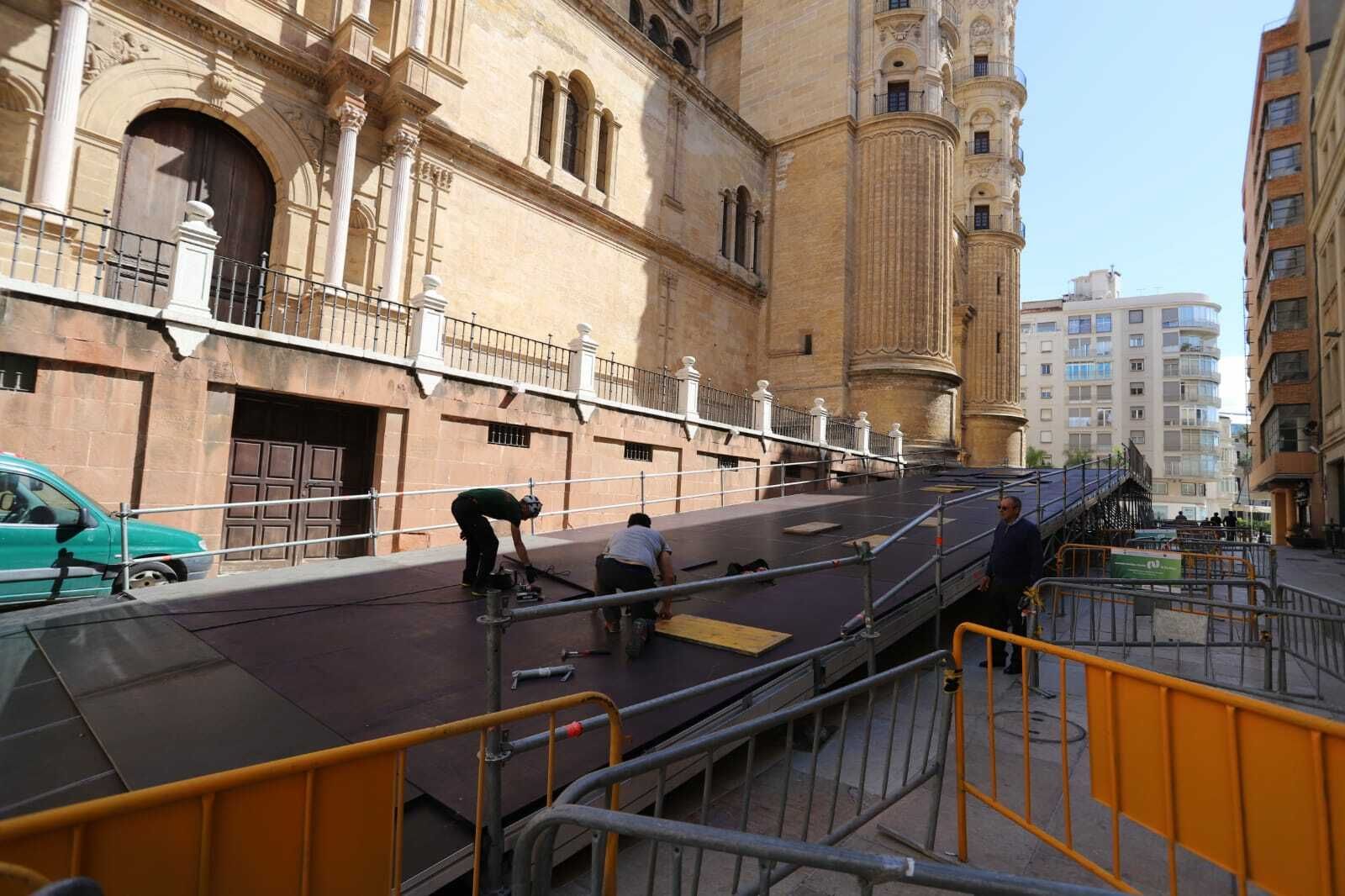 Montaje de la rampa de la Catedral para la Semana Santa.