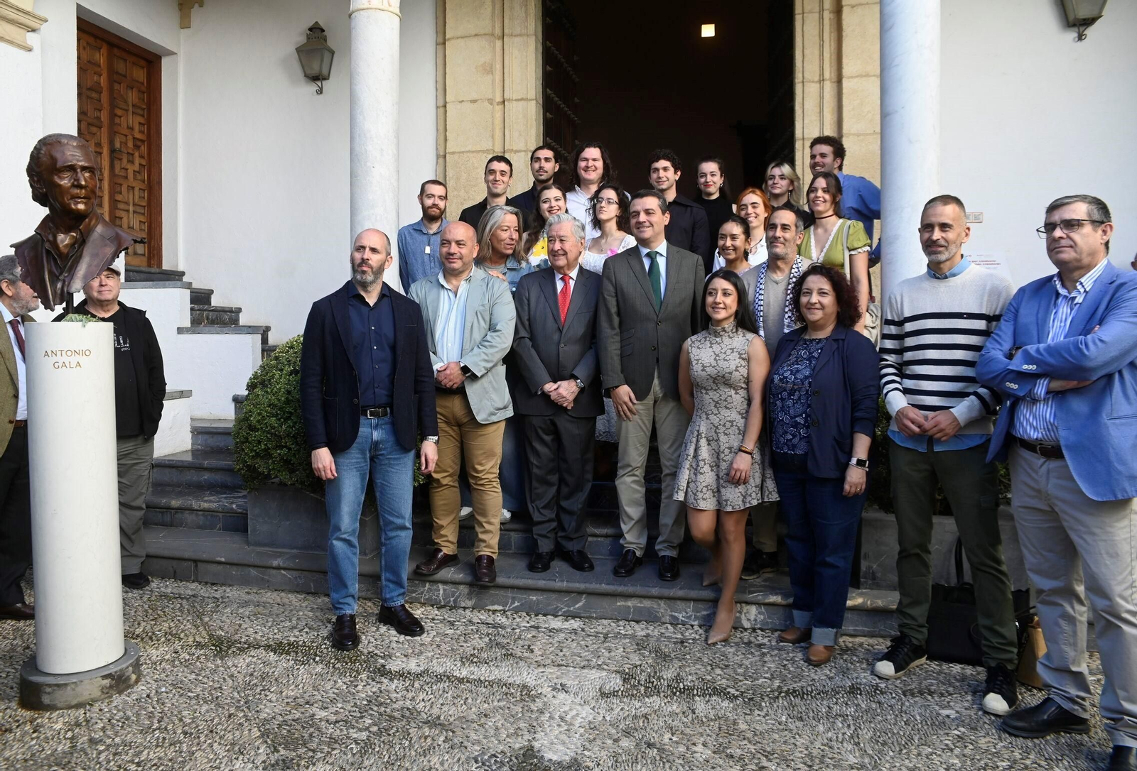 Los jóvenes residentes, con representantes institucionales junto al busto de Antonio Gala.