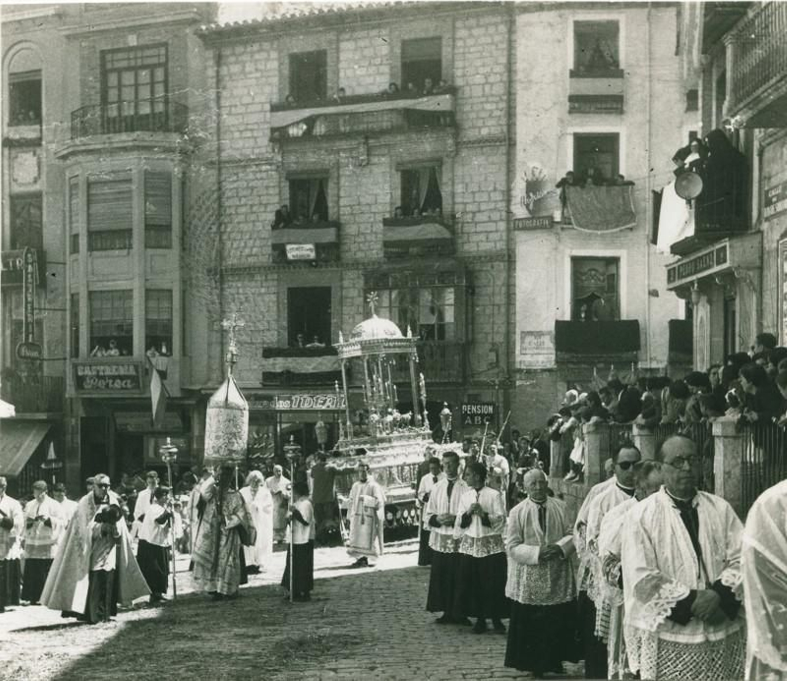 Procesión del Corpus a su paso por Bernabé Soriano en 1956.