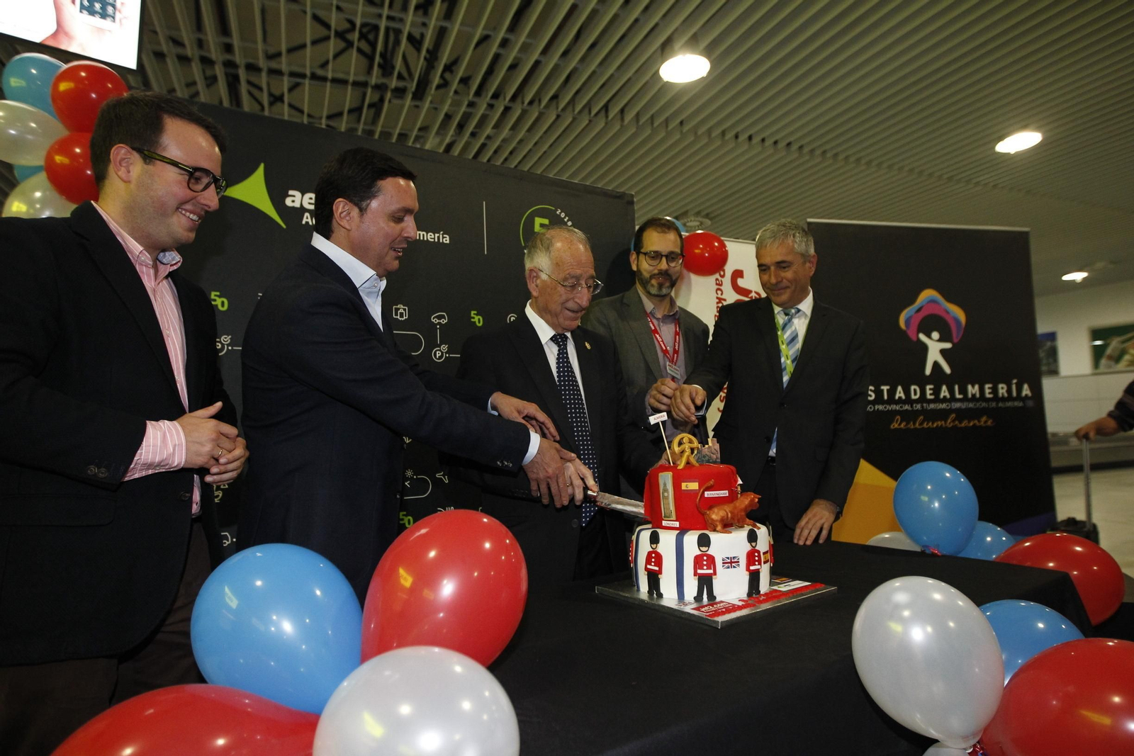Fernando Giménez, diputado de Presidencia, Javier Aureliano García, vicepresidente de la Diputación, Gabriel Amat, presidente de la Diputación, Ricard Querol, director de Aeropuertos de la compañía Jet2.com y Pablo Lázaro Melgar, director del Aeropuerto de Almería cortaron la tarta inaugural.