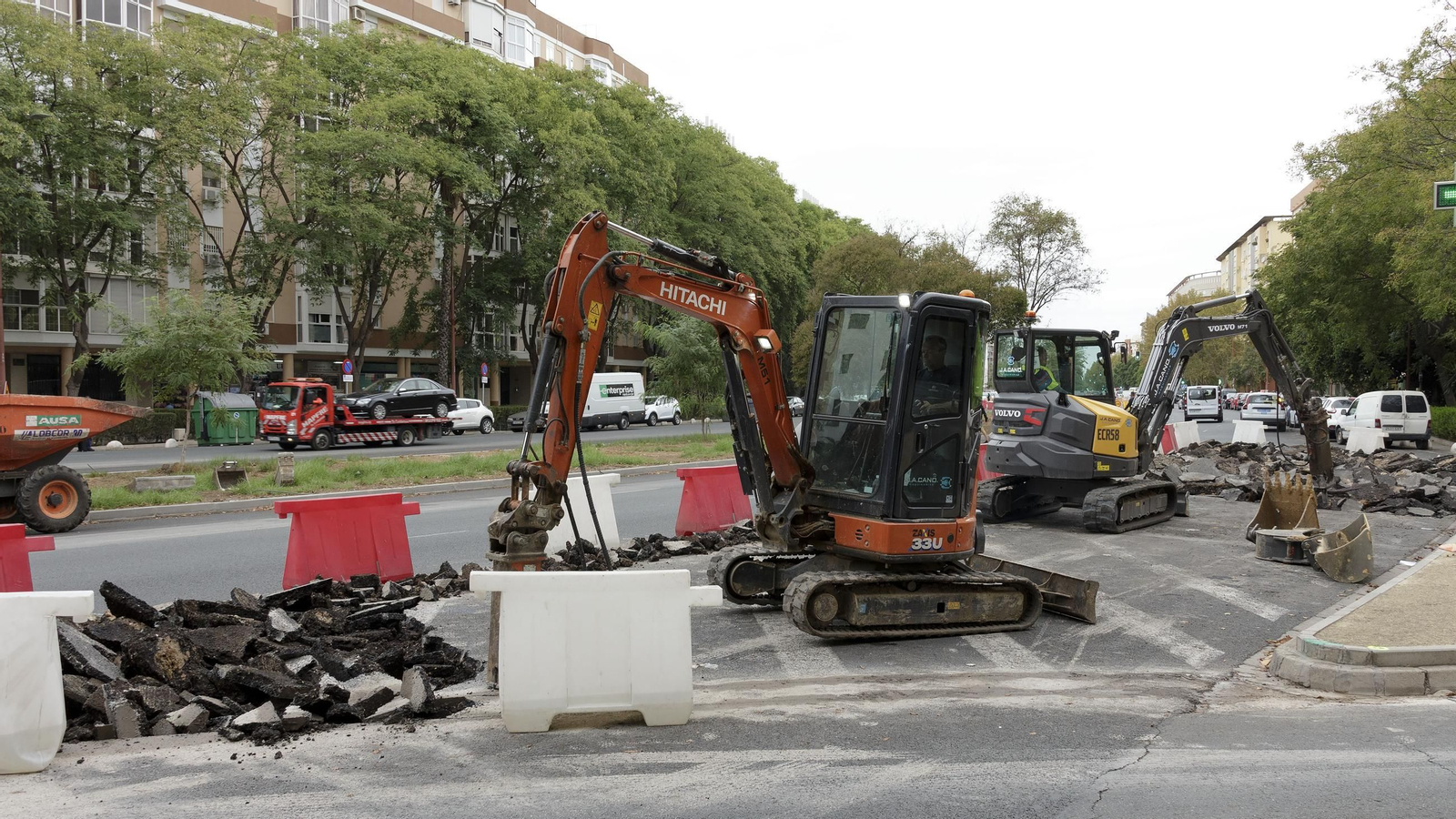 Obras de la construcción del carril del tranvibus que conectará Santa Justa, Sevilla Este y Torreblanca