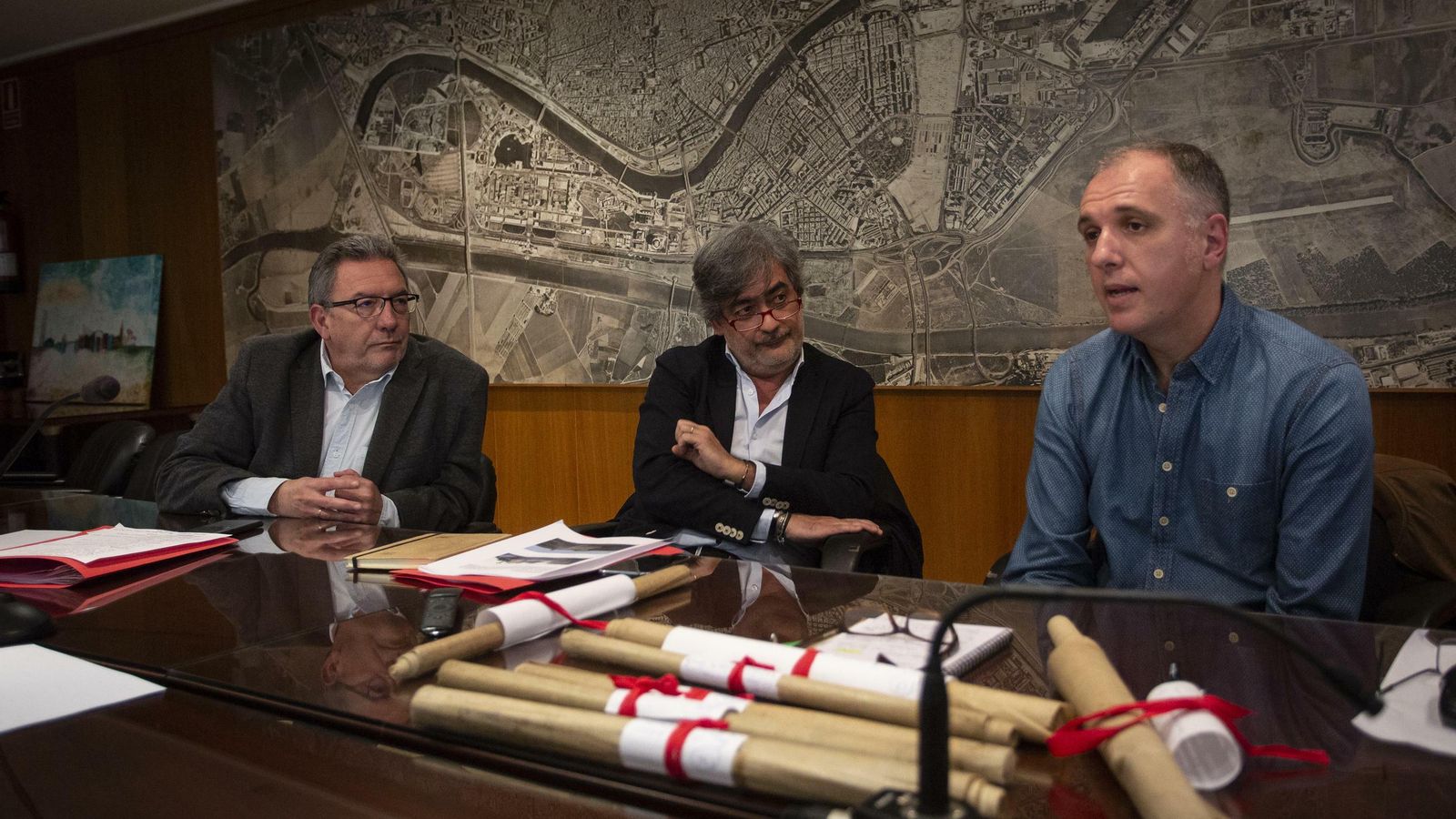 Ignacio Pozuelo, gerente de Urbanismo, Javier Huesa, jefe del Servicio de  Sostenibilidad e Innovación Urbana, y el arqueólogo municipal, Óscar Ramírez.