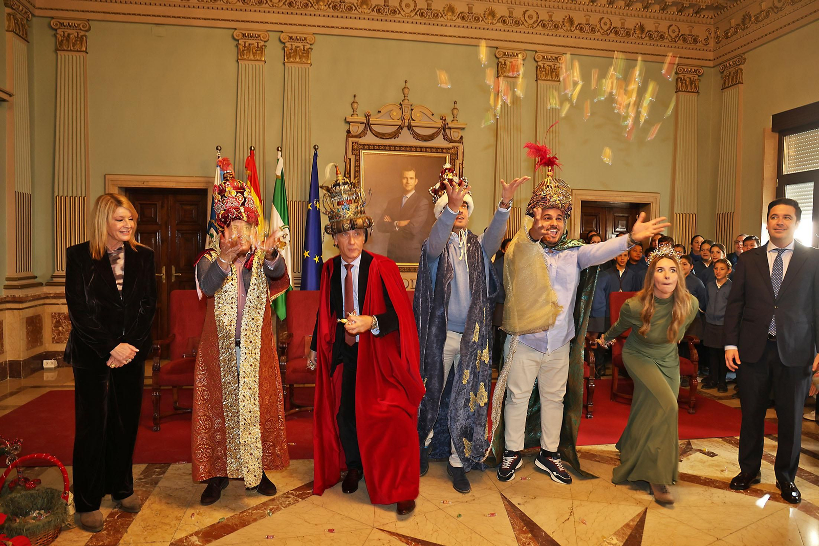 Sus Majestades Los Reyes Magos son coronados en el Ayuntamiento de Huelva