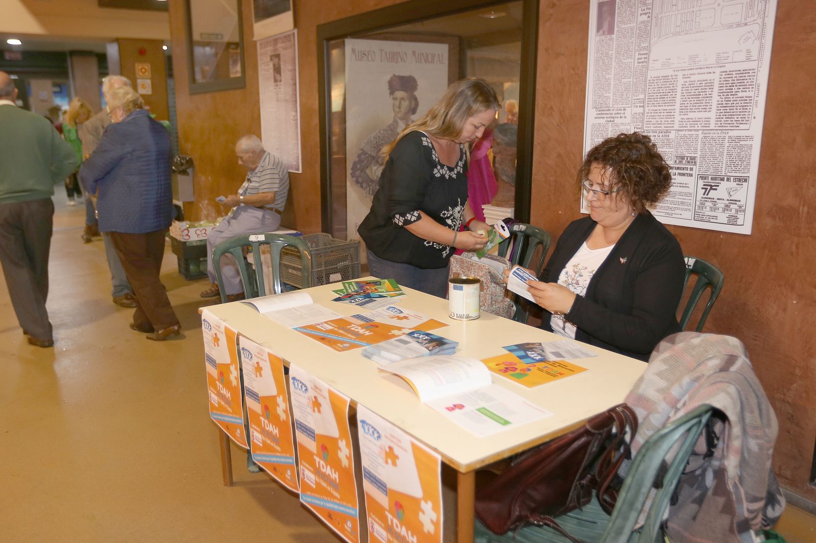 Voluntarias en la mesa informativa situada en la plaza de abastos.