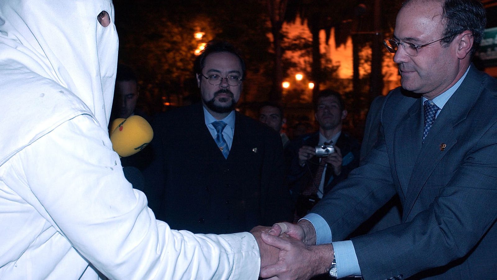 El presidente del Consejo concede la venia a la hermandad.