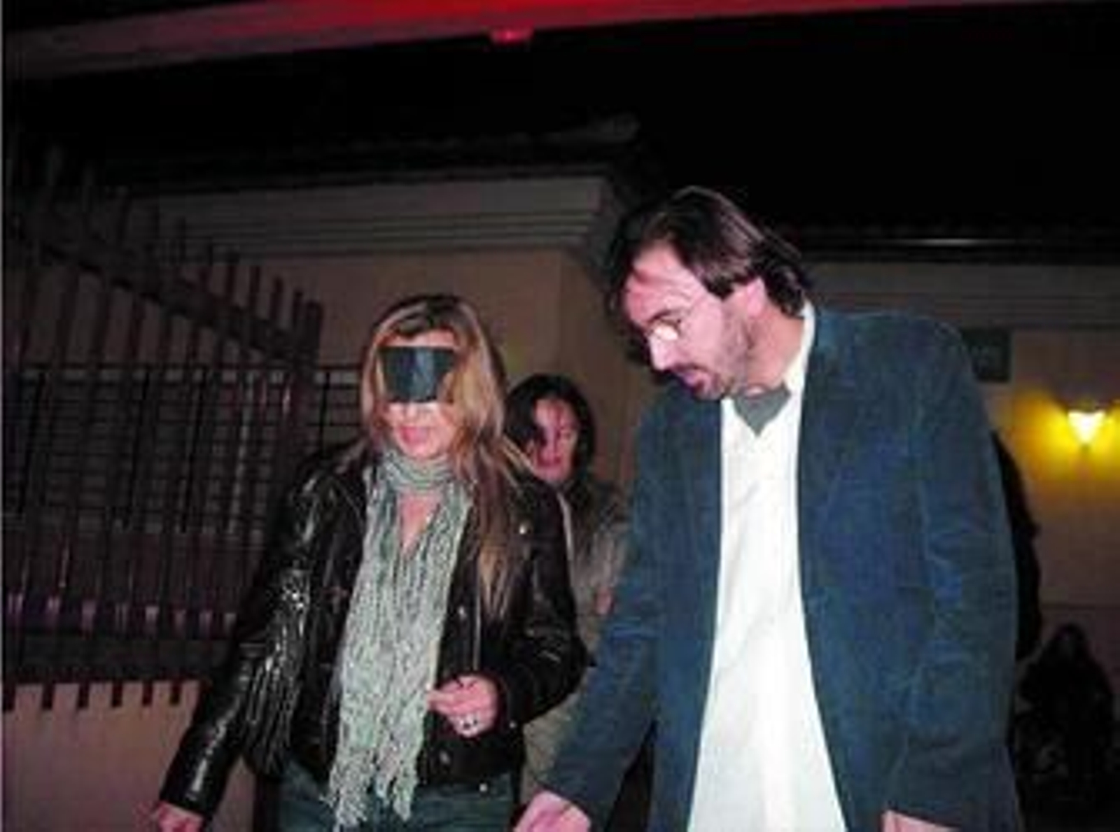 Una participante con un antifaz comprueba las dificultades de los invidentes en Nueva Málaga.