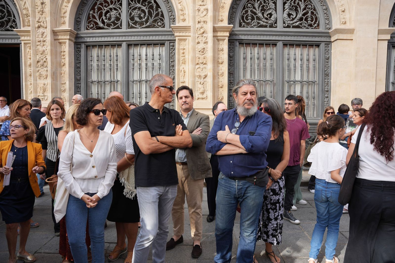 Familiares de Maya Villalobo en la puerta del Ayuntamiento de Sevilla.