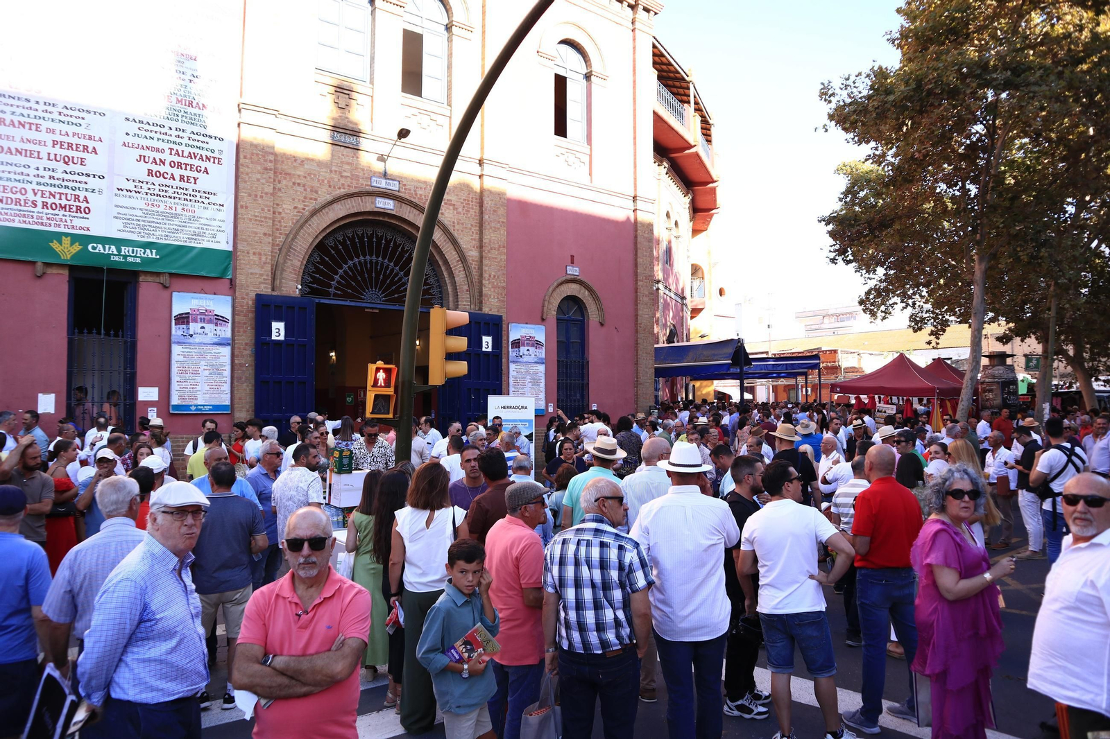 Imágenes de ambiente en el tercer día de toros en Huelva