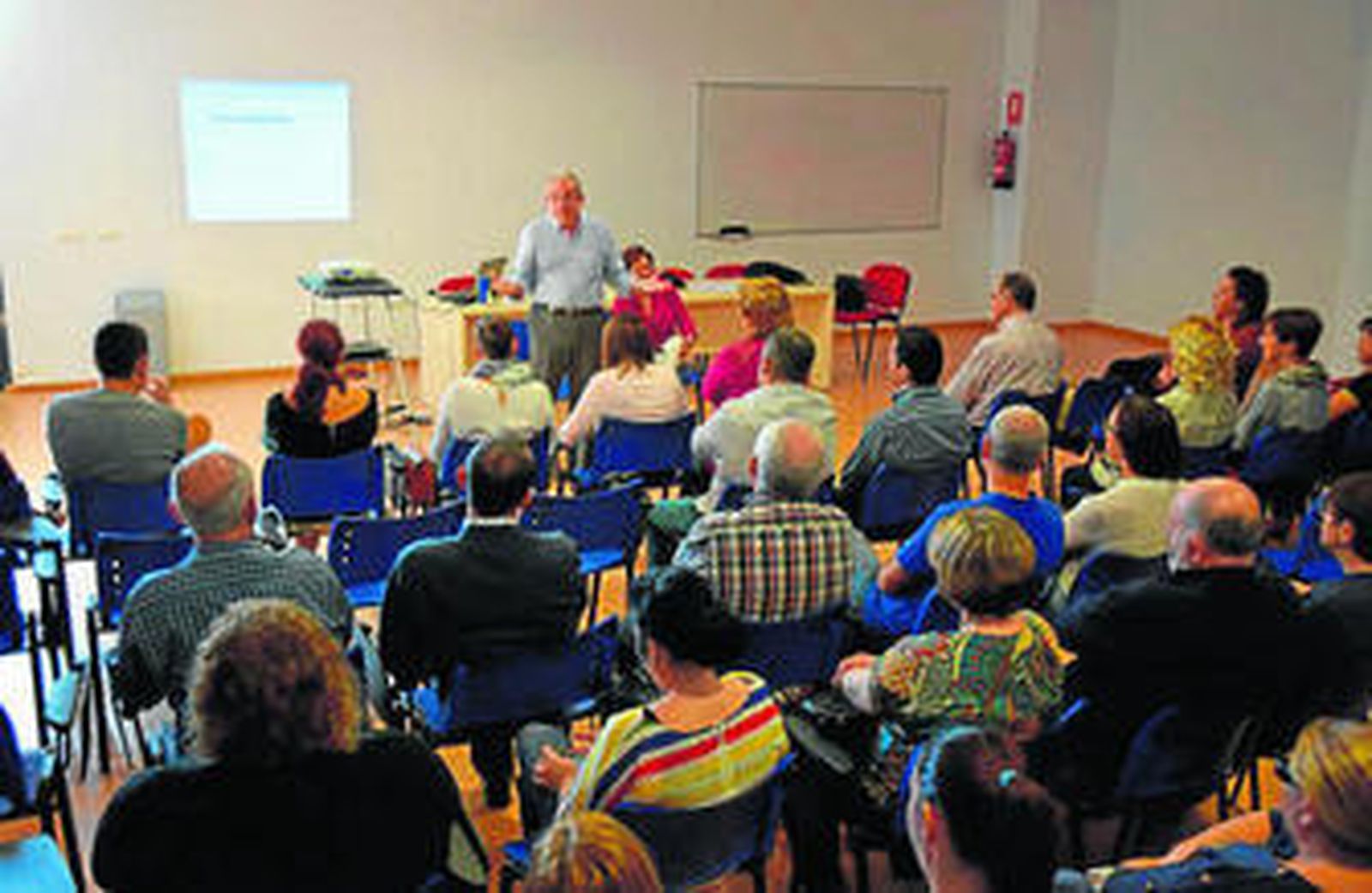 Antonio Bonilla mostró su compromiso acudiendo a esta charla para concienciar a los ciudadanos de la necesidad de ayudar.