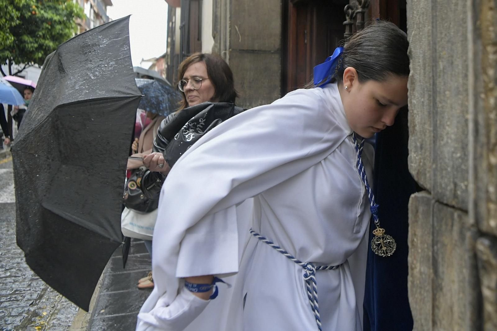 Fotos: El Huerto de los Olivos secunda la decisión de no salir ante las condiciones meteorológicas
