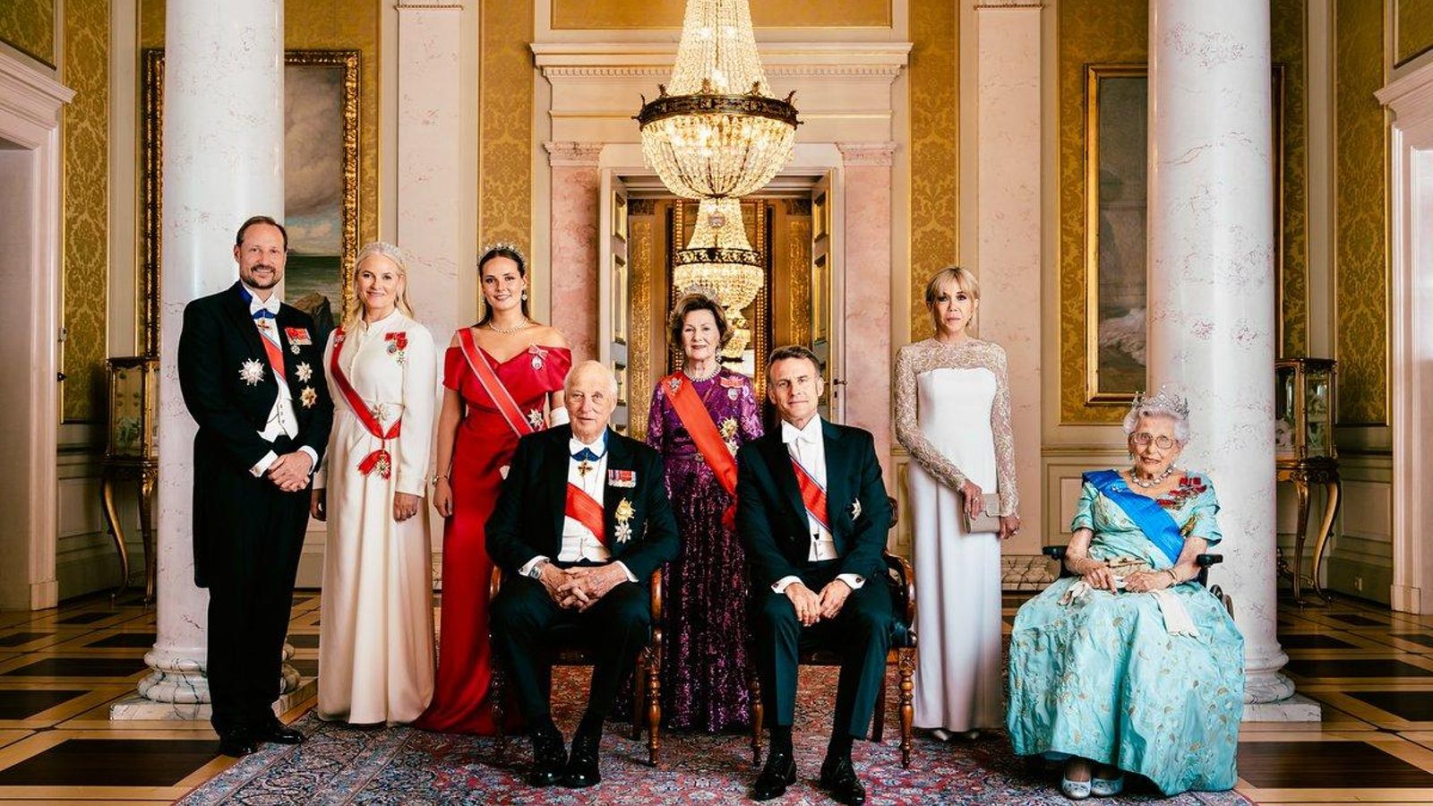 La princesa Astrid, a la derecha, en la foto de la familia real noruega en homenaje a la cena del matrimonio Macron