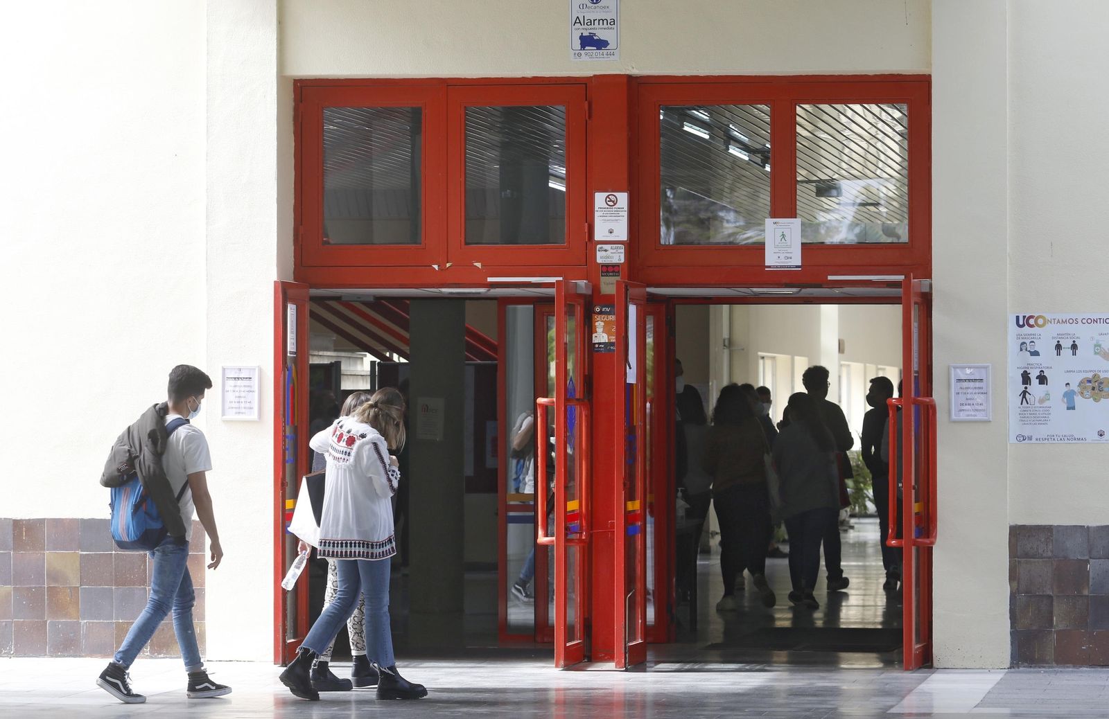 Alumnos universitarios acceden a un centro.