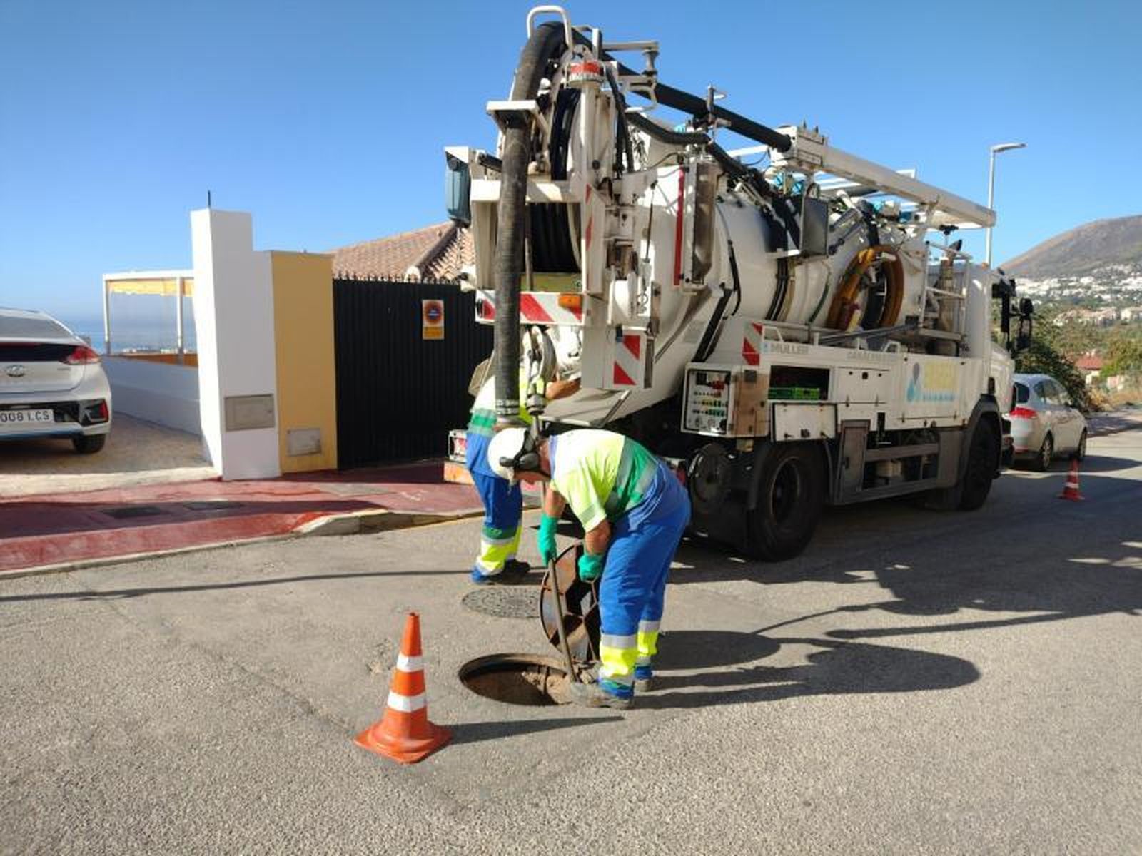 Un operario de Emabesa realiza labores de limpieza del alcantarillado.