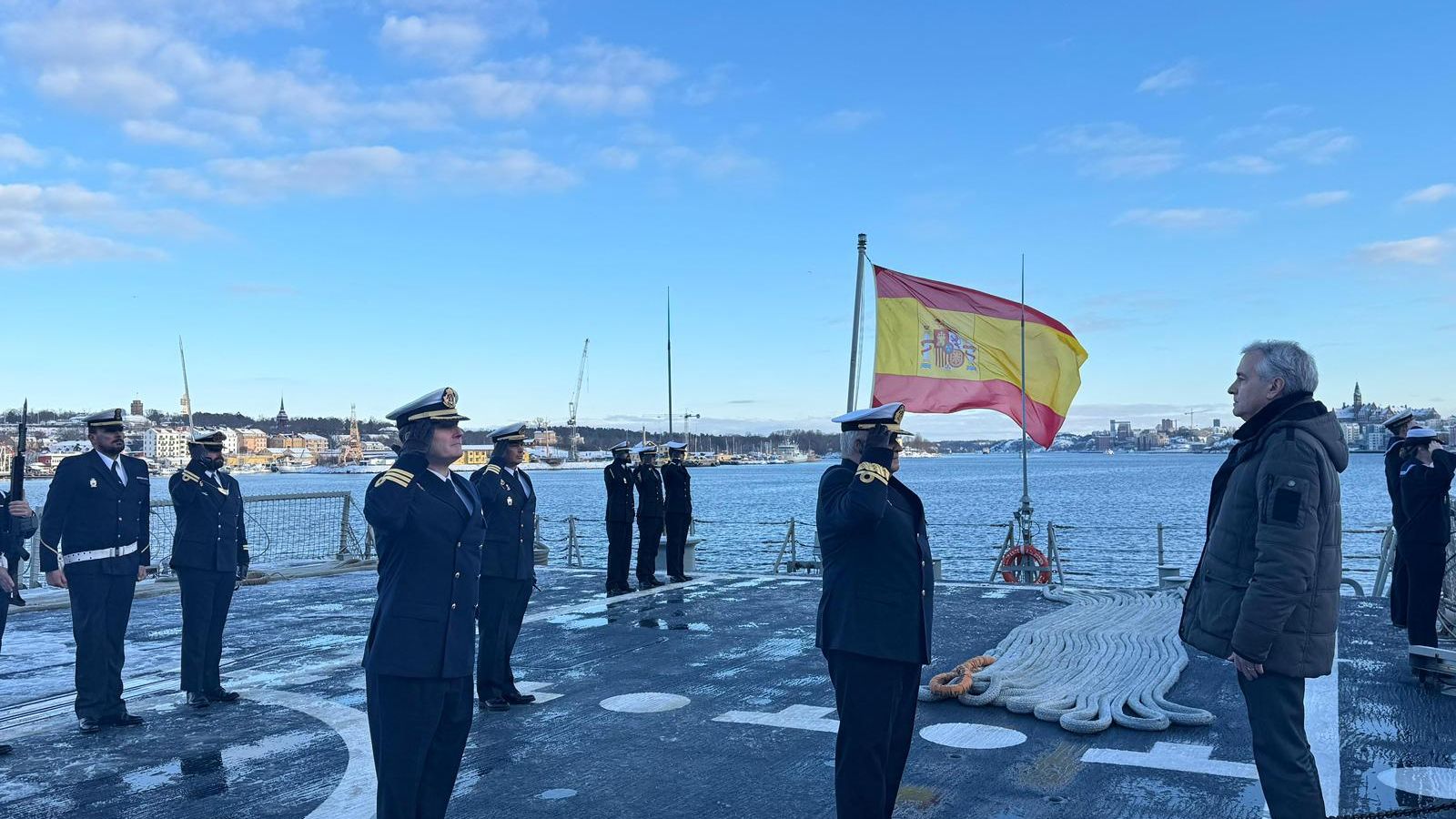 Recibimiento de autoridades en la cubierta de la fragata 'Almirante Juan de Borbón', en el puerto de Estocolmo.